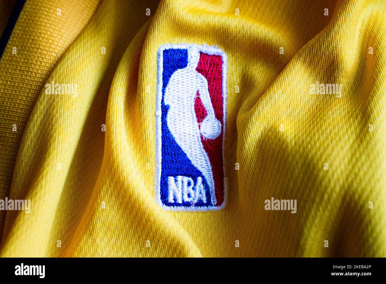 Maddaloni, Italia. 11th Nov 2022. Logo NBA "National Basketball Association" della lega nazionale professionale nordamericana cucito sulla maglia della squadra dei Los Angeles Lakers. Maddaloni, 11 novembre 2022. (Vincenzo Izzo/Sipa USA) Credit: Sipa USA/Alamy Live News Foto Stock