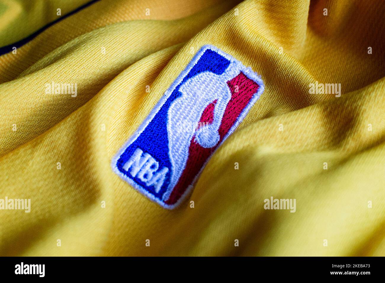 Maddaloni, Italia. 11th Nov 2022. Logo NBA "National Basketball Association" della lega nazionale professionale nordamericana cucito sulla maglia della squadra dei Los Angeles Lakers. Maddaloni, 11 novembre 2022. (Vincenzo Izzo/Sipa USA) Credit: Sipa USA/Alamy Live News Foto Stock