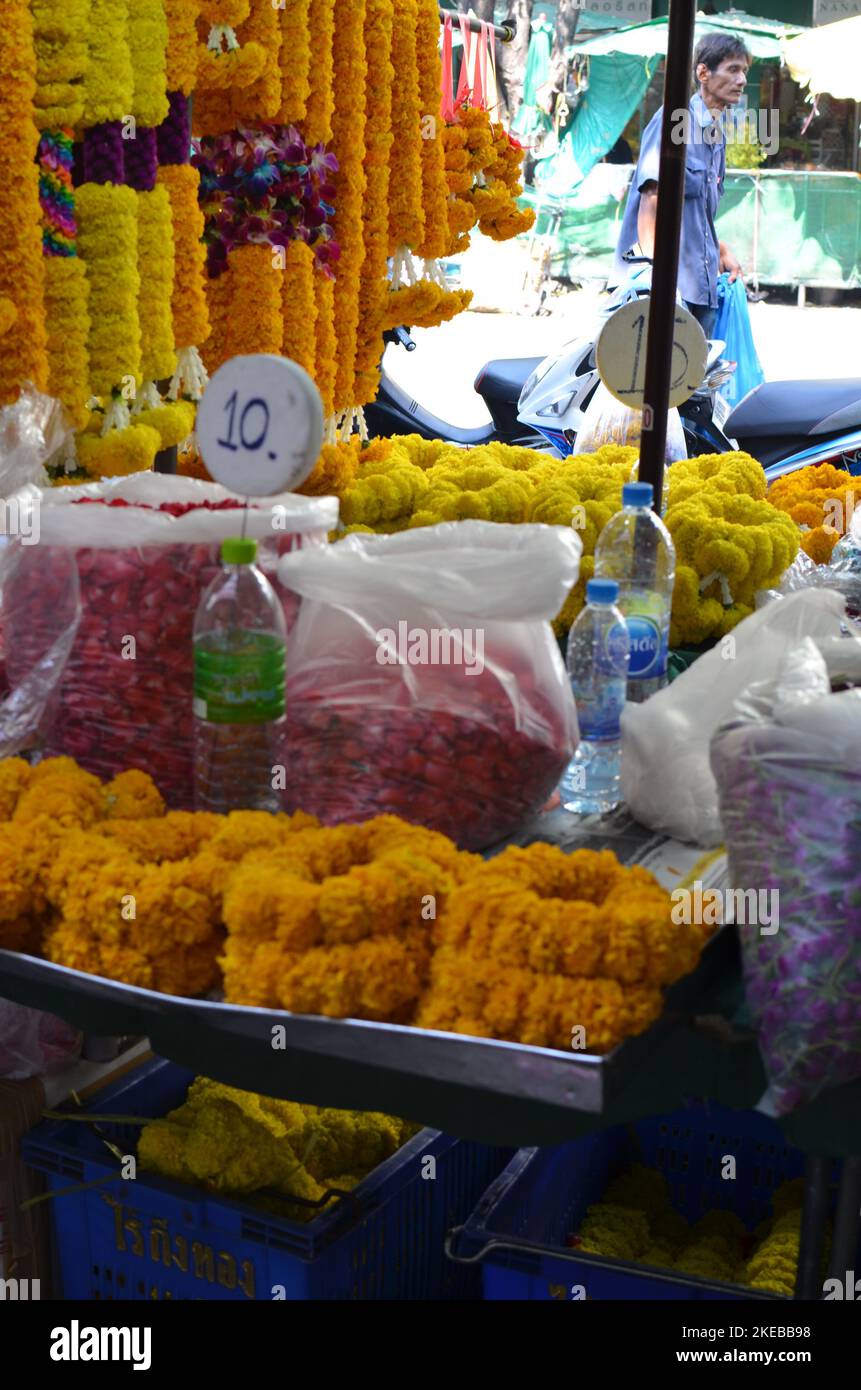 Mercato dei fiori Bangkok colorfull fresco decorazione floreale Foto Stock