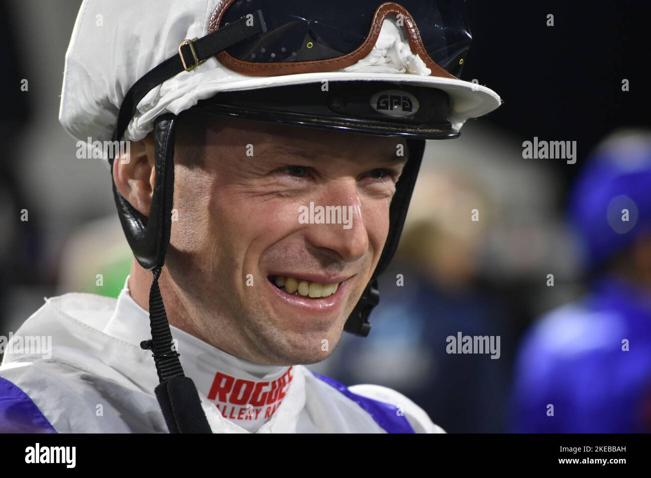 Chelmsford, Regno Unito. 11th Nov 2022. Jack Mitchell incontra i collegamenti di Twilight erede nel paddock davanti al ritardato 7,30 al Chelmsford City Racecourse, Regno Unito. Credit: Paul Blake/Alamy Live News. - ID immagine: 2JPTWMA Foto Stock