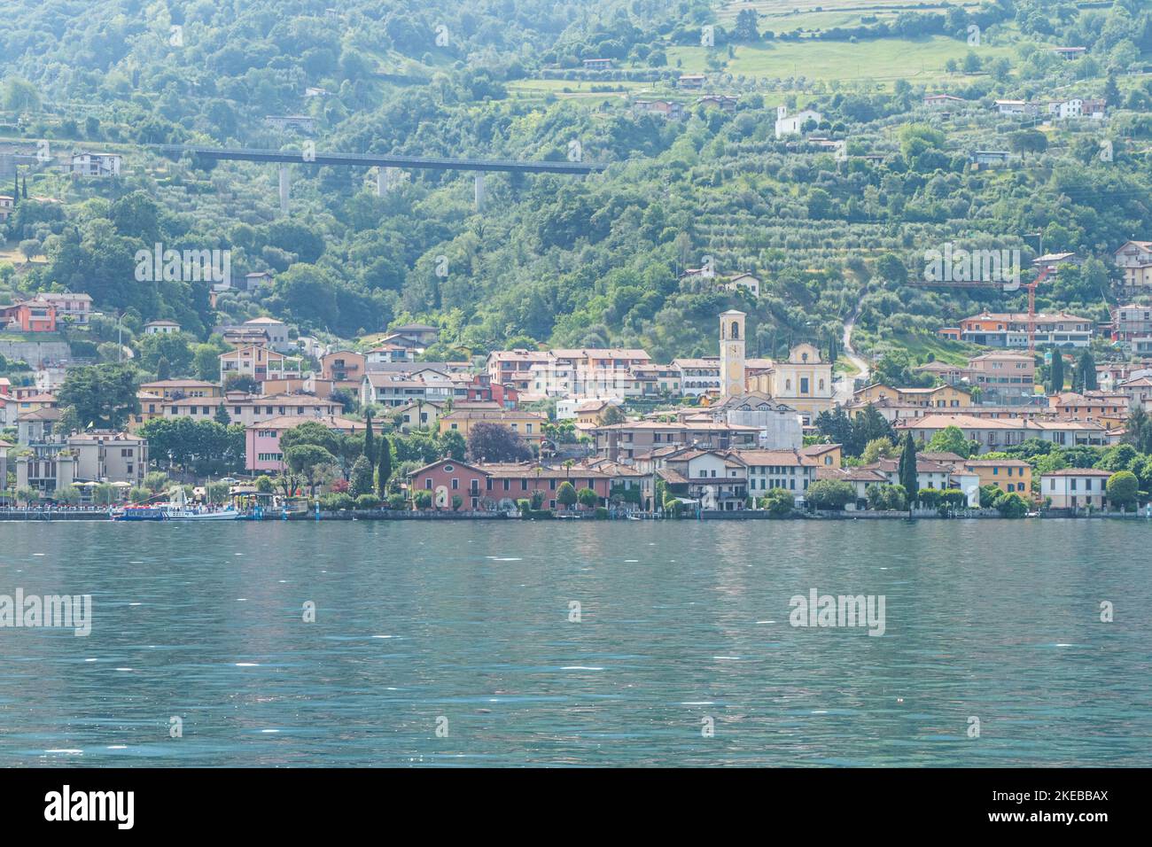 Sulzano, Italia -05-06-2022: Panorama sul lago di Sulzano nel Lago d'Iseo Foto Stock