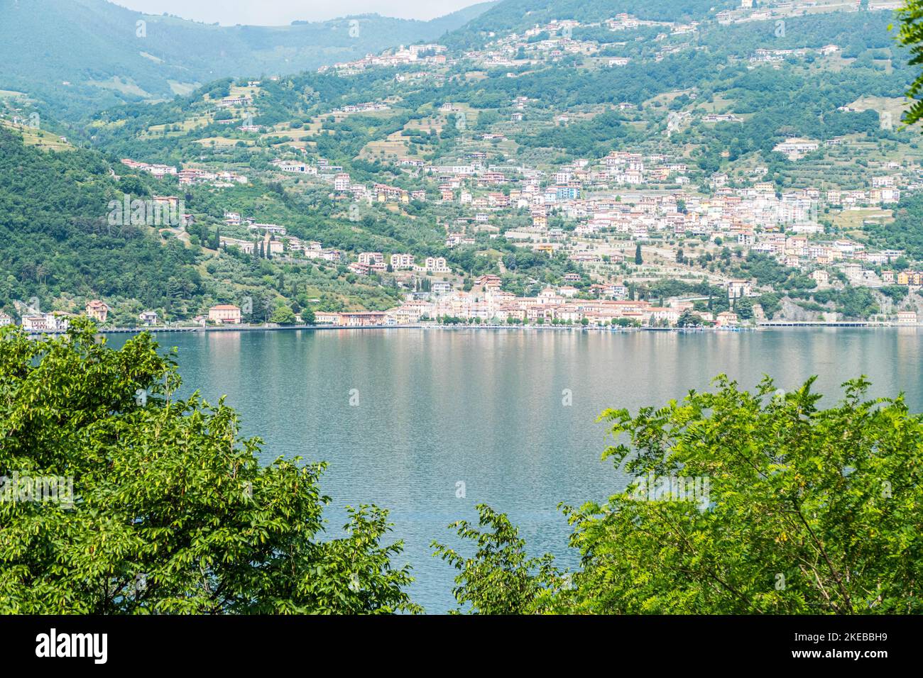 Veduta aerea della Tavernola Bergamasca sul Lago d'Iseo Foto Stock