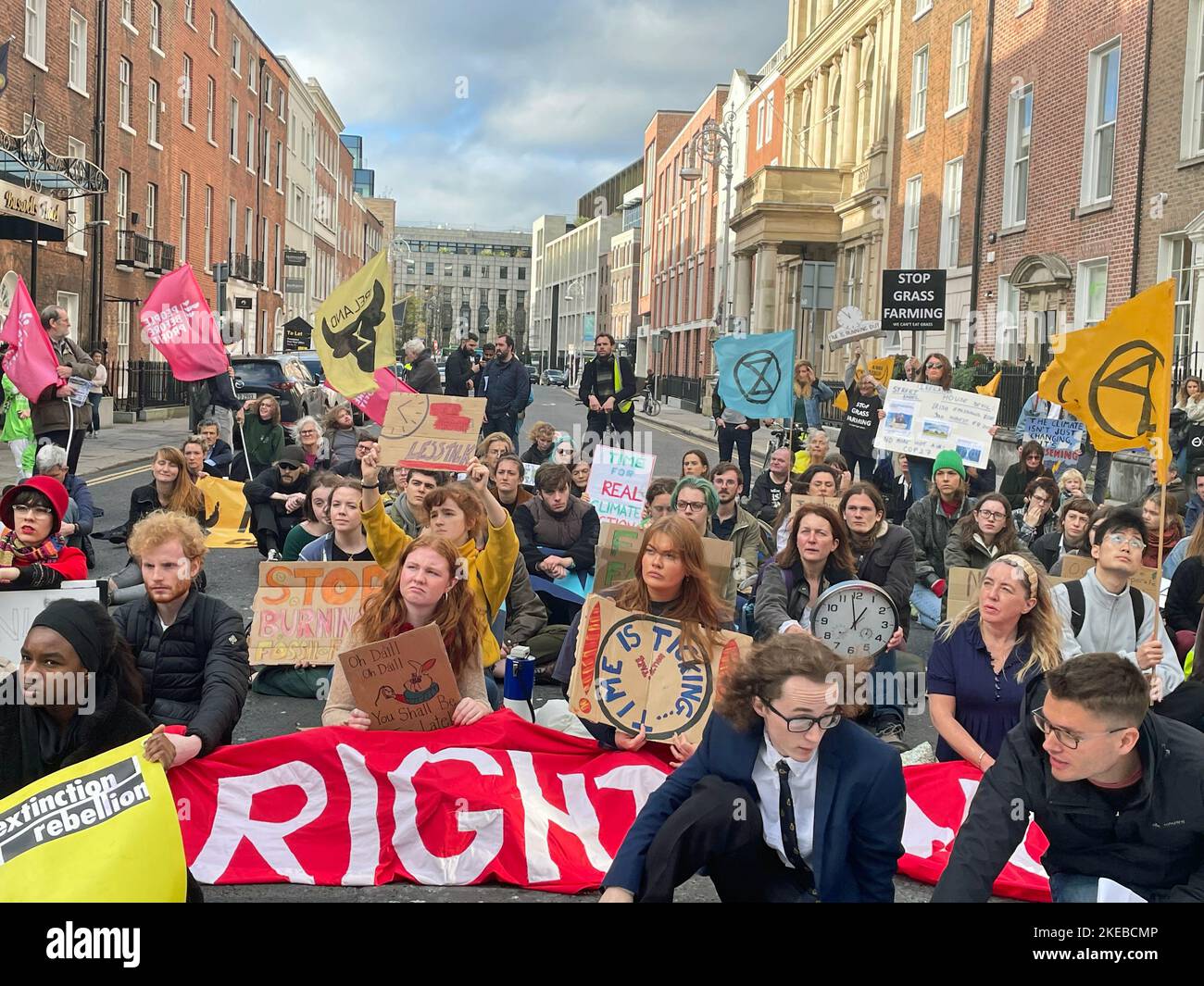 Una protesta sul cambiamento climatico organizzata dagli studenti del Trinity College di Dublino si tiene fuori Leinster House a Dublino. Gli oratori hanno criticato l'inazione del governo irlandese e il vertice sul clima delle Nazioni Unite del Cop27 che si terrà questa settimana in Egitto. Data immagine: Venerdì 11 novembre 2022. Foto Stock