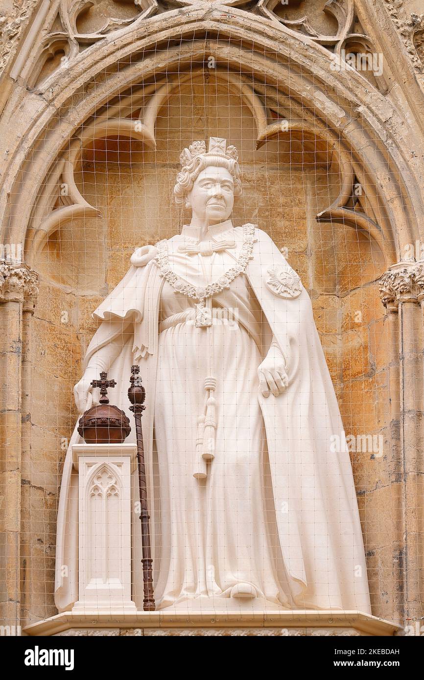 La nuova statua della defunto Regina Elisabetta II di Richard Bossons e svelata da S.A.R. Re Carlo III il 9th novembre a York Minster, North Yorkshire Foto Stock