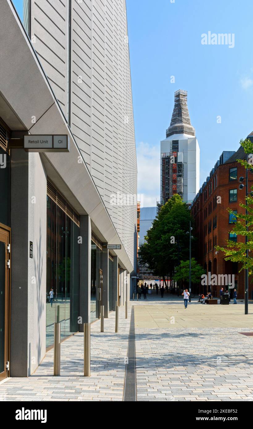 La torre dell'orologio del Municipio è avvolta in impalcature durante il suo rinnovo, dall'edificio degli uffici di Lincoln, Lincoln Square, Manchester, Inghilterra, Regno Unito Foto Stock