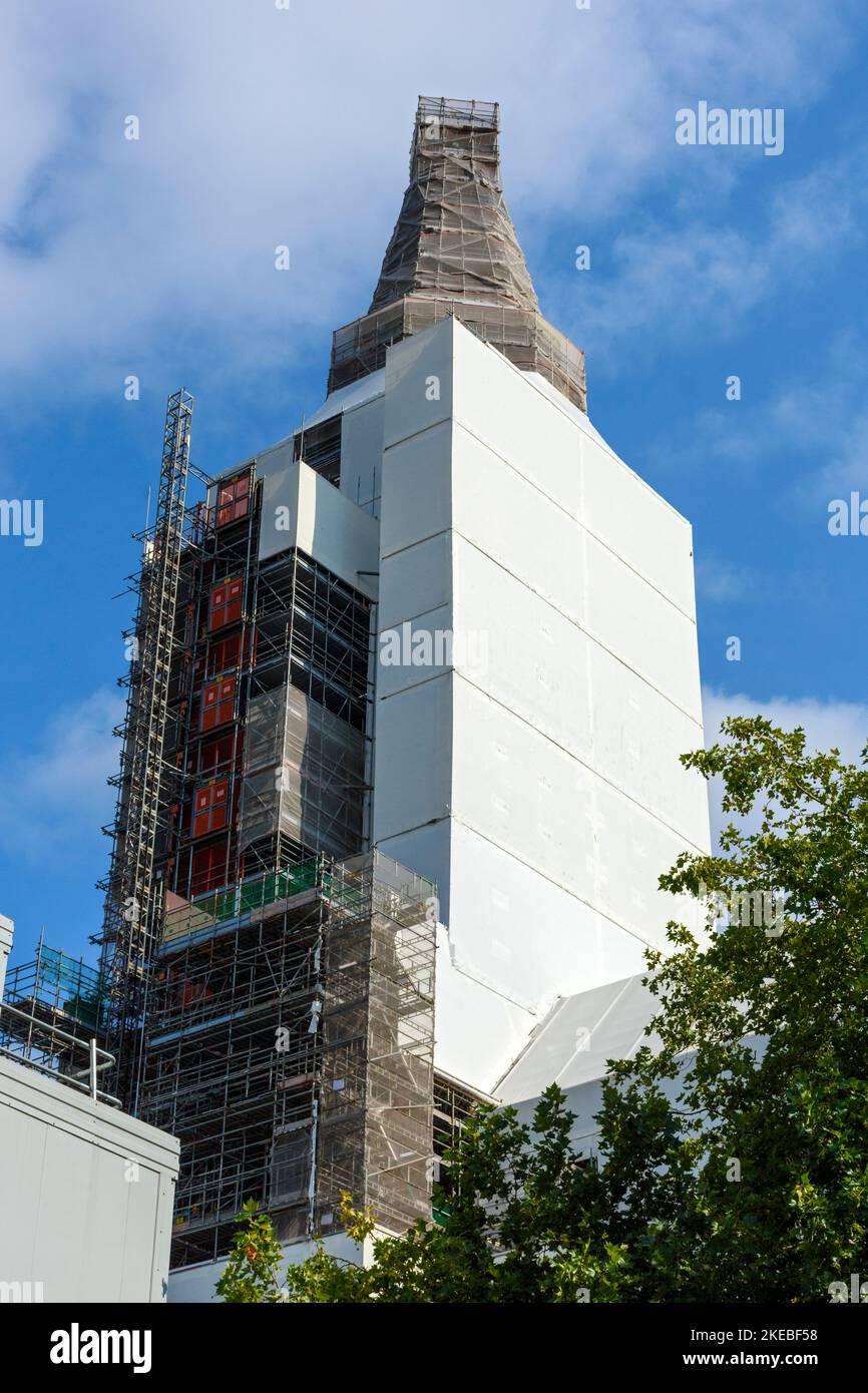 La torre dell'orologio del municipio è avvolta in impalcature durante la sua ristrutturazione nel 2022, da Albert Square, Manchester, Inghilterra, Regno Unito Foto Stock