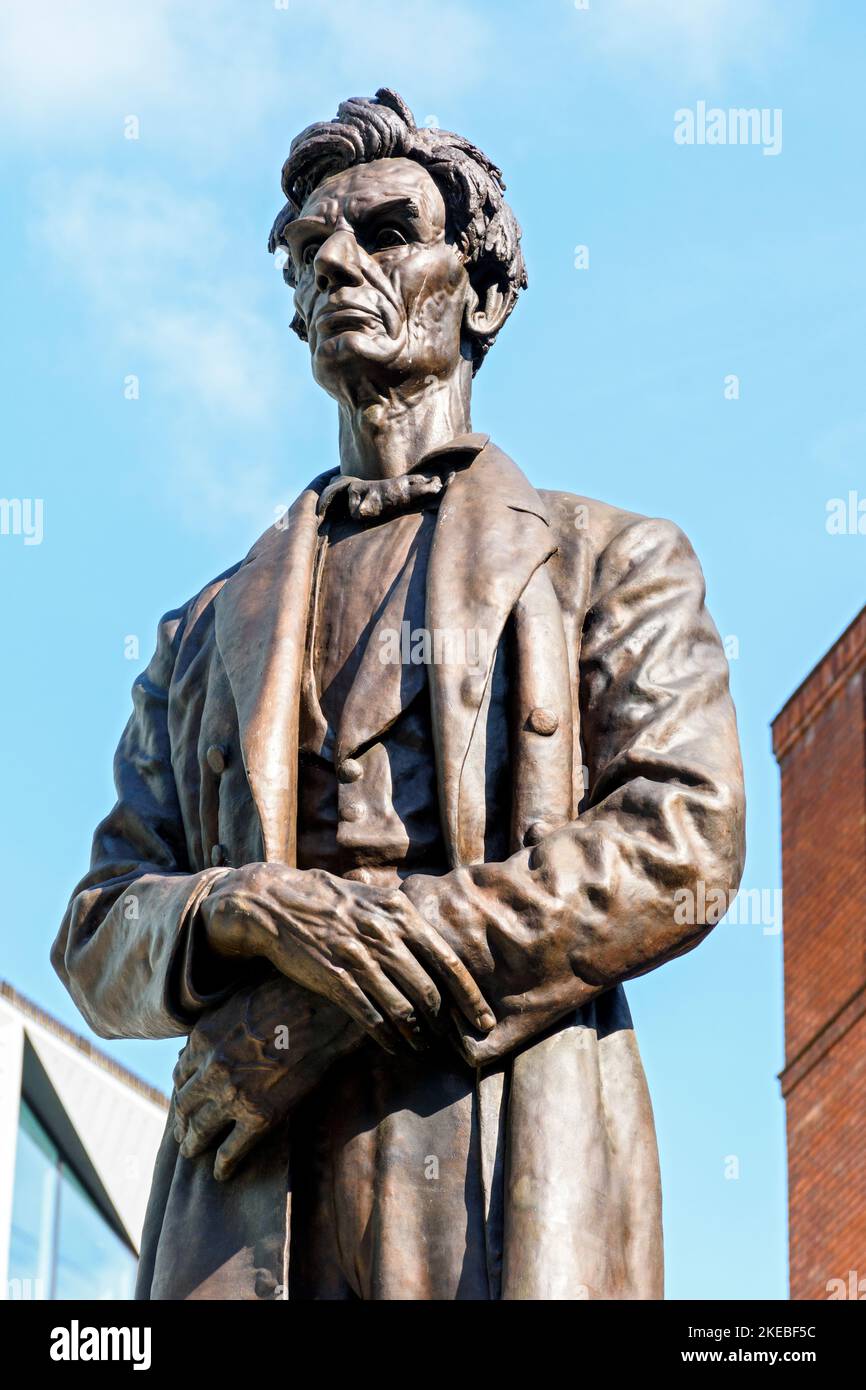 Statua dell'ex presidente degli Stati Uniti Abraham Lincoln, di George Grey Barnard, a Lincoln Square, Manchester, Inghilterra, Regno Unito Foto Stock