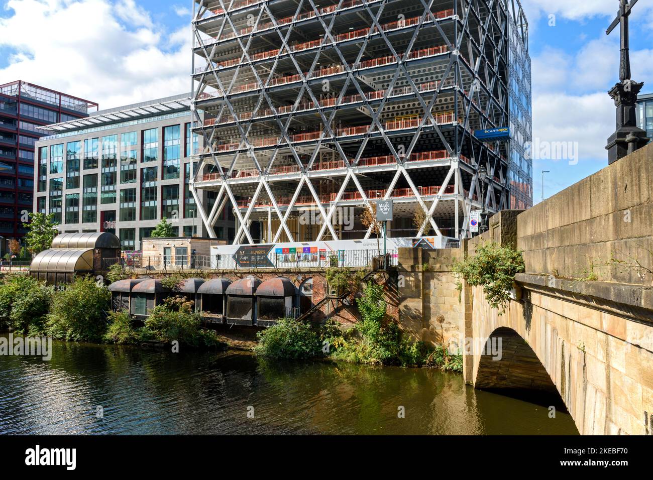 Il n.4 edificio di uffici di New Bailey in costruzione settembre 2022, sopra il fiume Irwell, New Bailey, Salford, Manchester, Inghilterra, REGNO UNITO Foto Stock