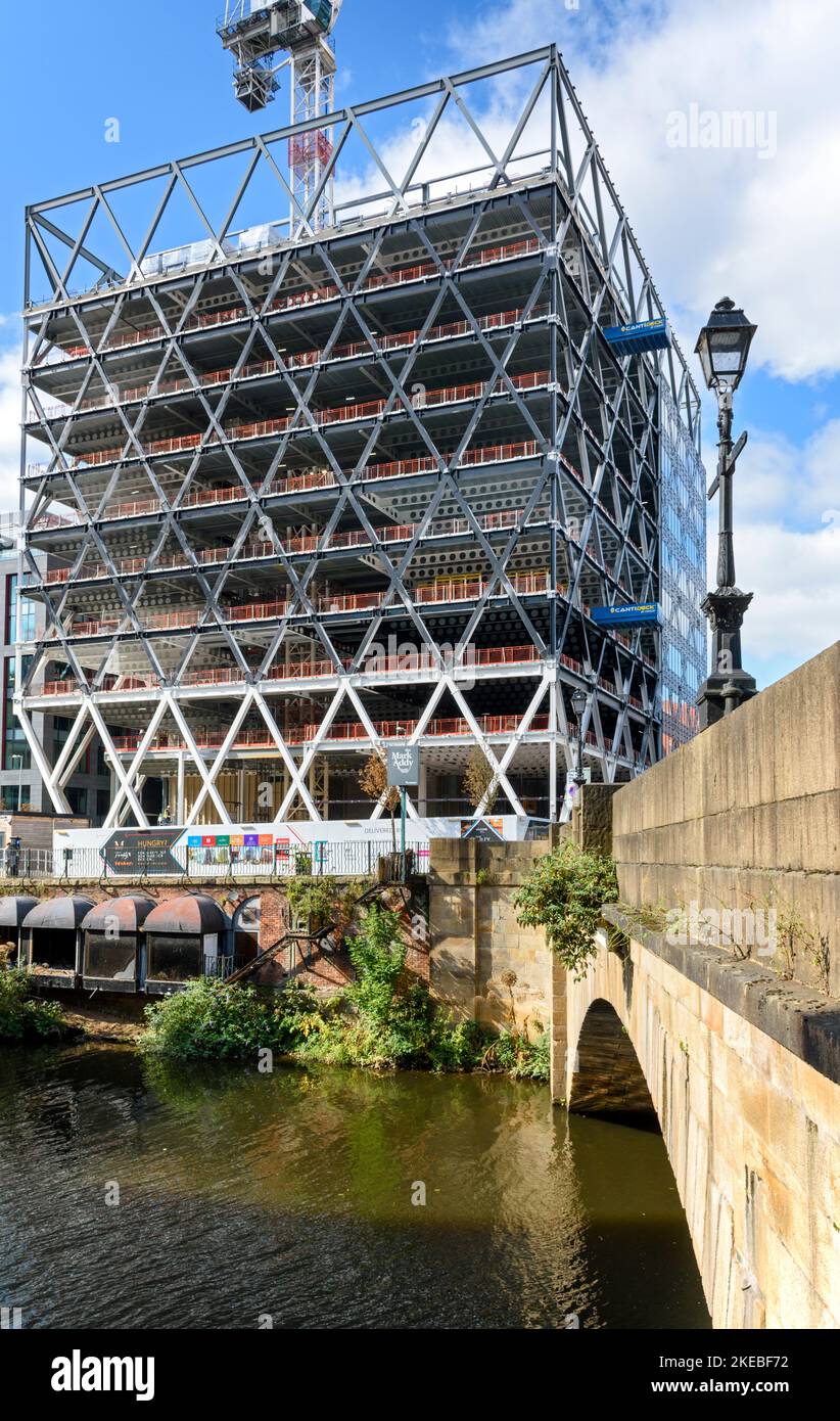 Il n.4 edificio di uffici di New Bailey in costruzione settembre 2022, sopra il fiume Irwell, New Bailey, Salford, Manchester, Inghilterra, REGNO UNITO Foto Stock