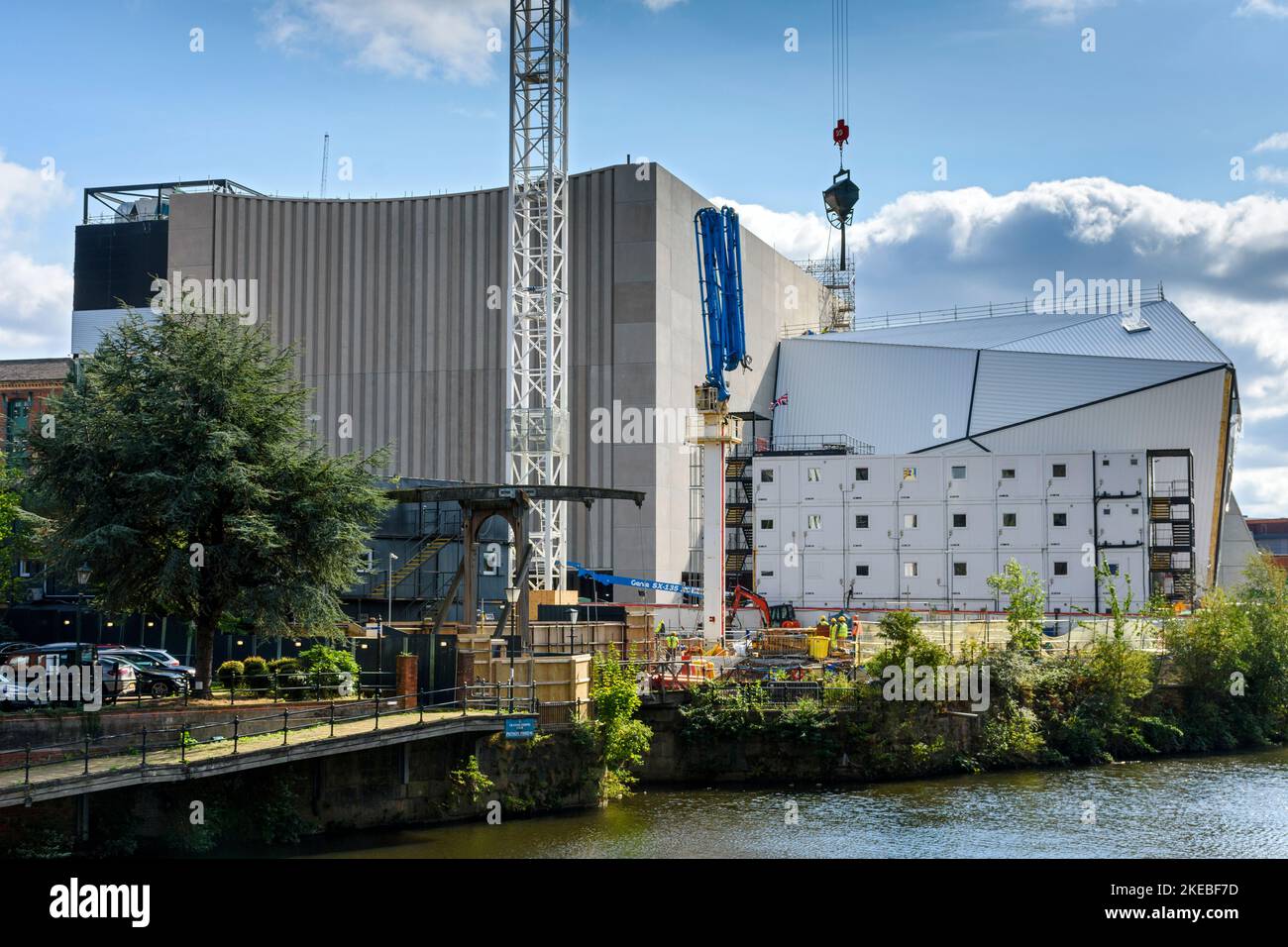 L'edificio artistico della fabbrica in costruzione settembre 2022, sul fiume Irwell. St. John's, Manchester, Inghilterra, Regno Unito Foto Stock