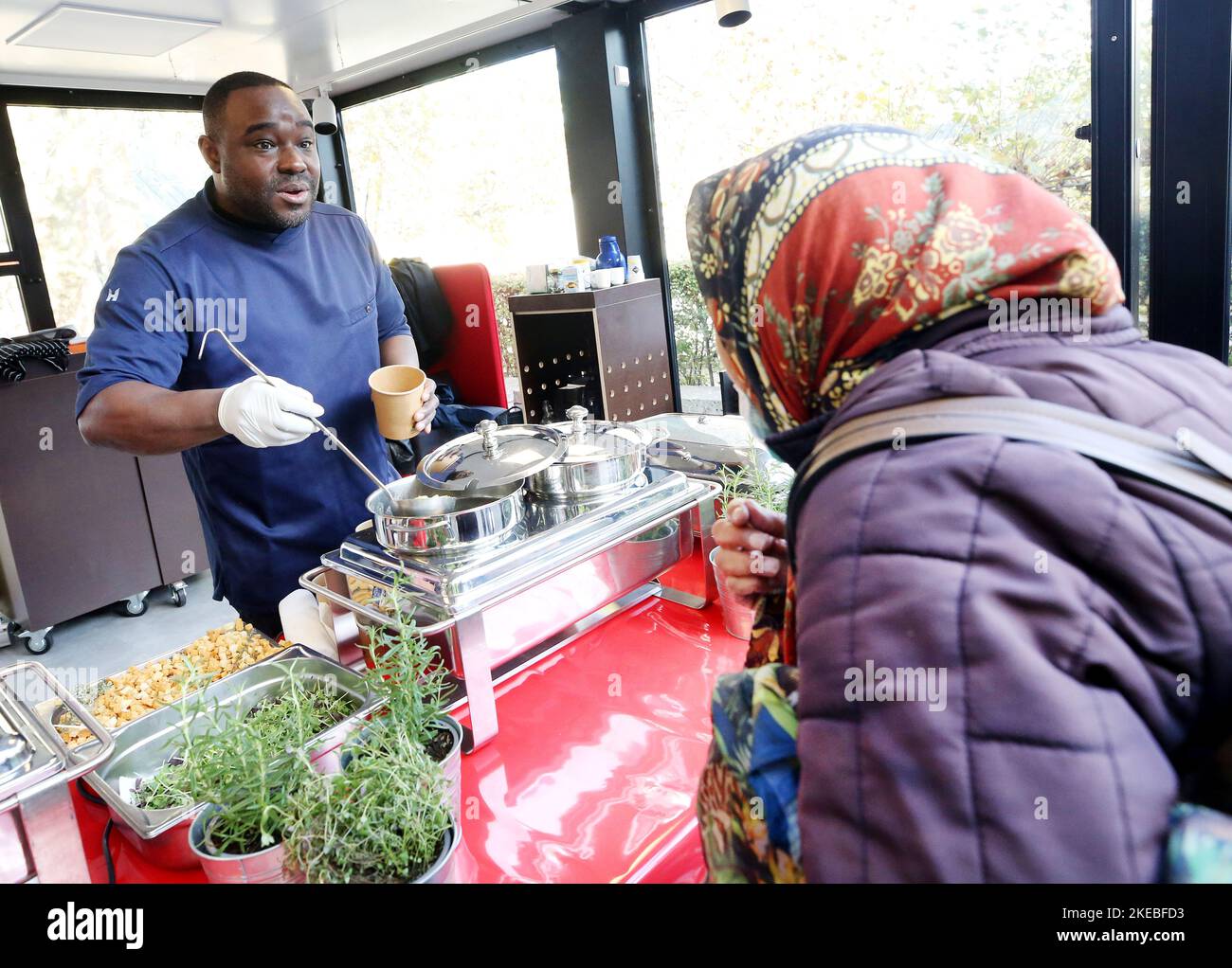 Essen, Germania. 10th Nov 2022. Insieme alla Caritas, lo star chef Nelson Müller ha voluto attirare l'attenzione sul crescente numero di persone bisognose. Credit: Roland Weihrauch/dpa-mag/dpa/Alamy Live News Foto Stock