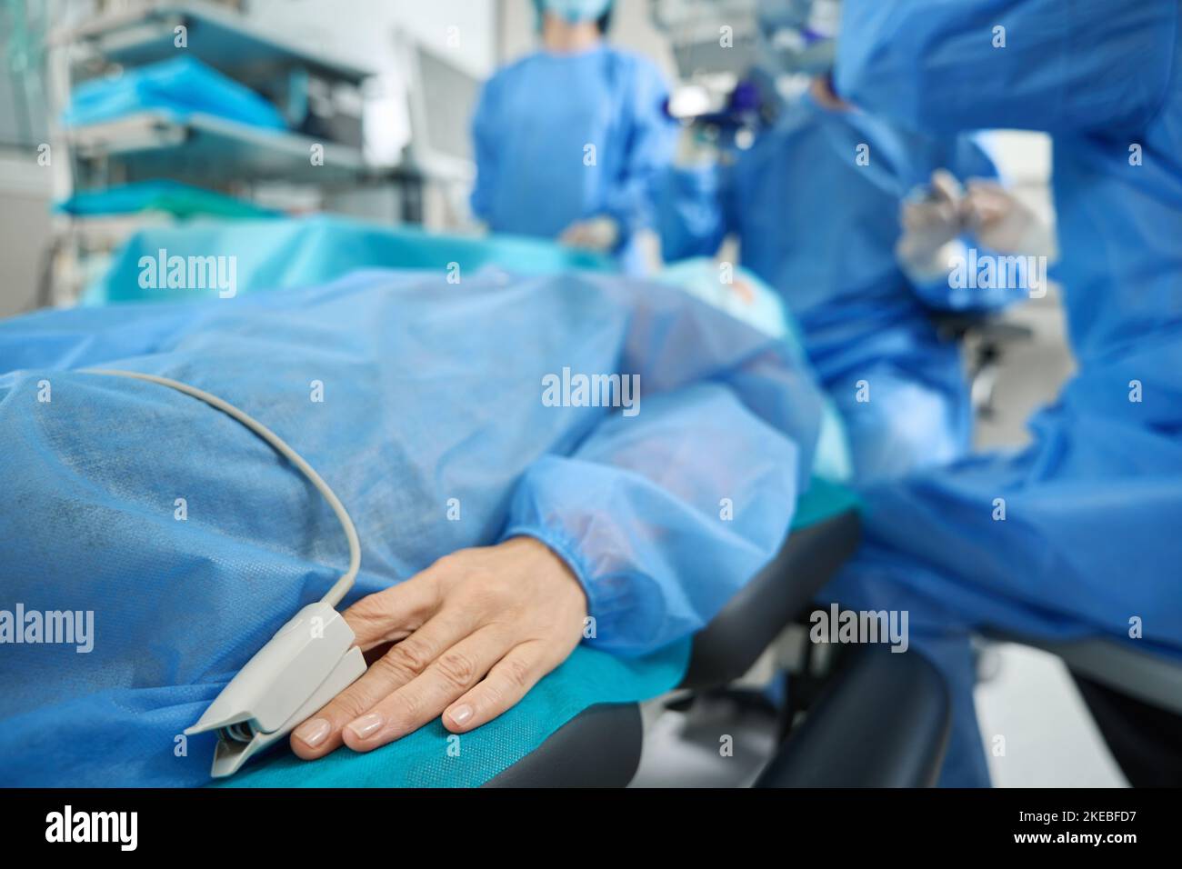 Foto ravvicinata dell'uomo con misurazione del polso sul braccio Foto Stock