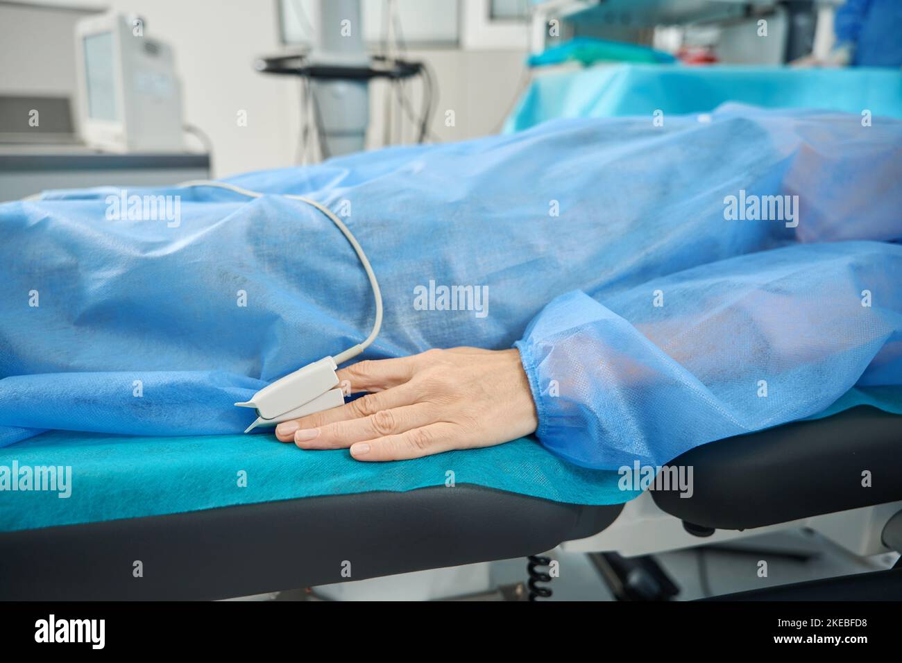 Foto ravvicinata del paziente con misurazione del polso sul braccio Foto Stock