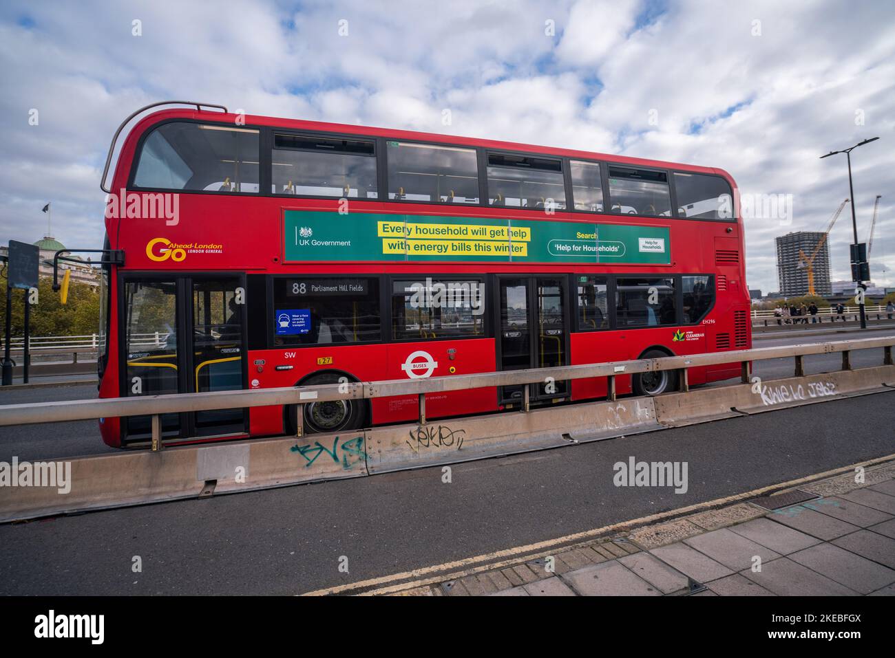 Londra Regno Unito. 11 novembre 2022. Un annuncio del governo britannico che offre alla gente aiuto con le fatture di energia adorna il lato di un autobus che attraversa il ponte di Waterloo. Il Cancelliere dello scacchiere Jeremy Hunt ha annunciato oggi un piano per tagliare miliardi di dollari nella spesa pubblica, aumentando al contempo miliardi di dollari in più in tasse, e allo stesso tempo promettendo di aumentare i benefici per il credito più povero: amer Ghazzal/Alamy Live News Foto Stock