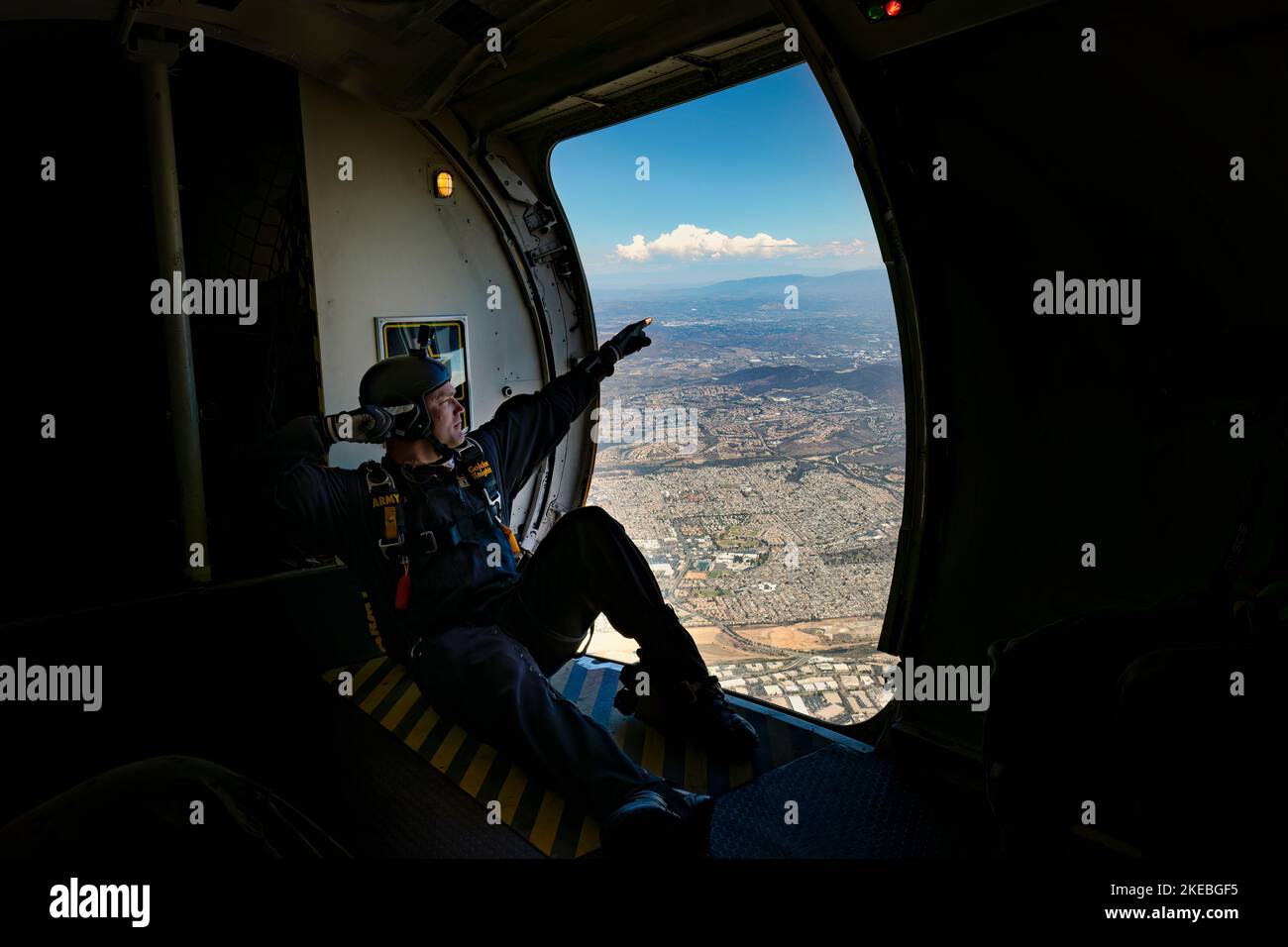 Un membro della squadra di paracadute dei Golden Knights dell'esercito degli Stati Uniti in un momento leggero prima del loro salto al Miramar Airshow 2022 a San Diego, California. Foto Stock