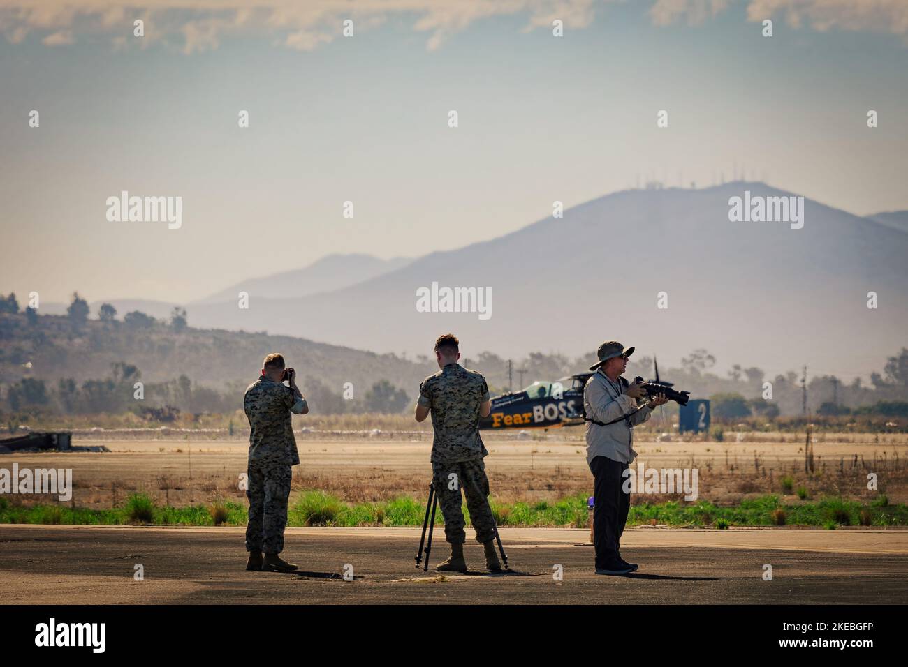 Fotografi militari e civili che sparano, mentre il pilota Jon Melby si prepara al decollo, al Miramar Airshow 2022 di San Diego, California. Foto Stock