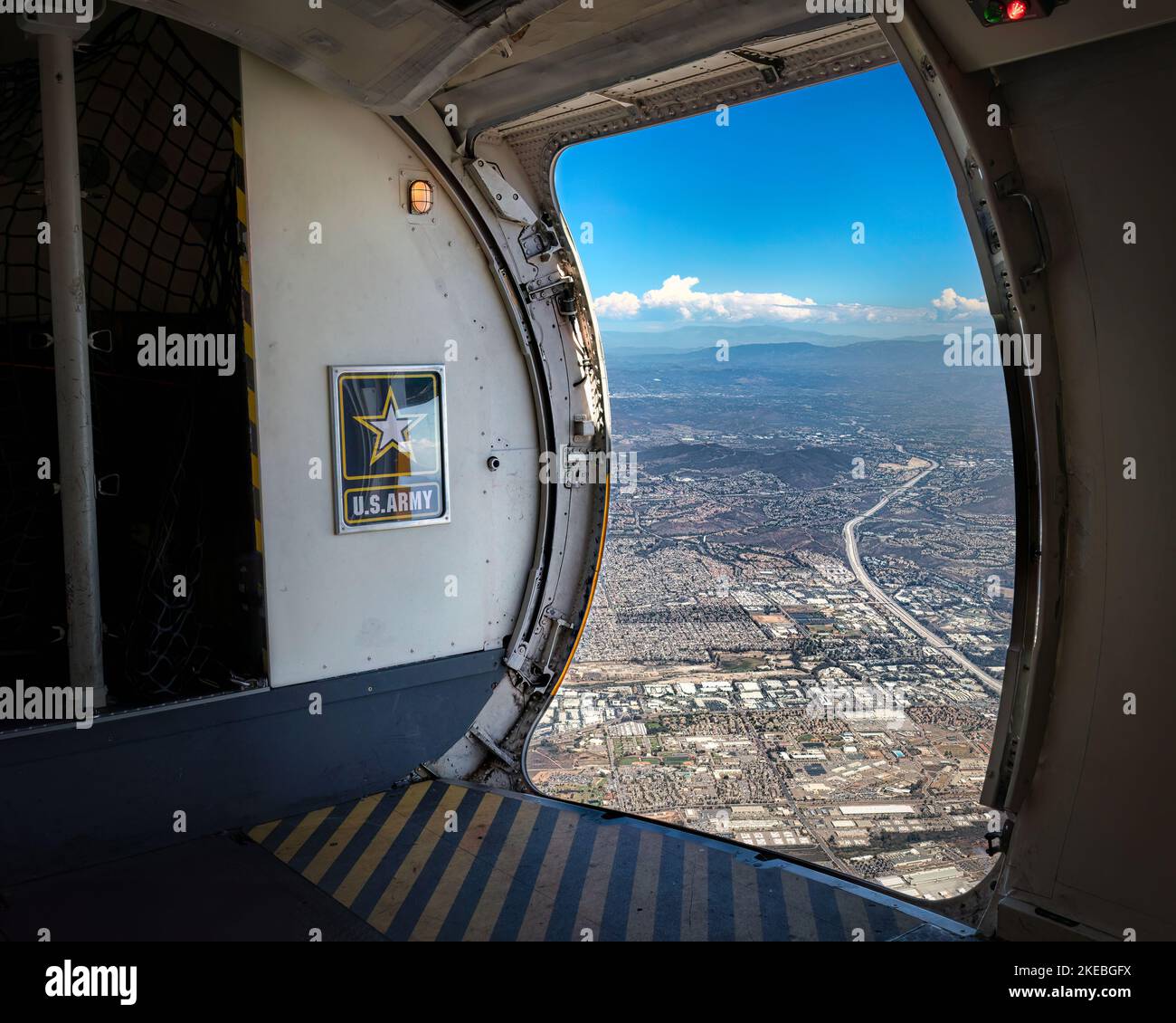 Una vista di San Diego, California dall'aereo dei Golden Knights dell'esercito degli Stati Uniti come sale per il loro salto l'ultimo giorno del Miramar Airshow. Foto Stock