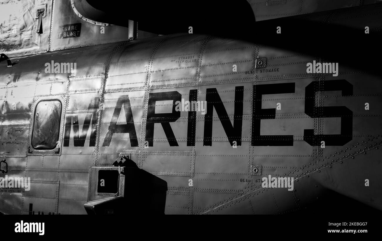 Il sole riscalda il lato di un elicottero US Marine Corps CH-53 Sea Stallion al Miramar Airshow 2022 di San Diego, California. Foto Stock