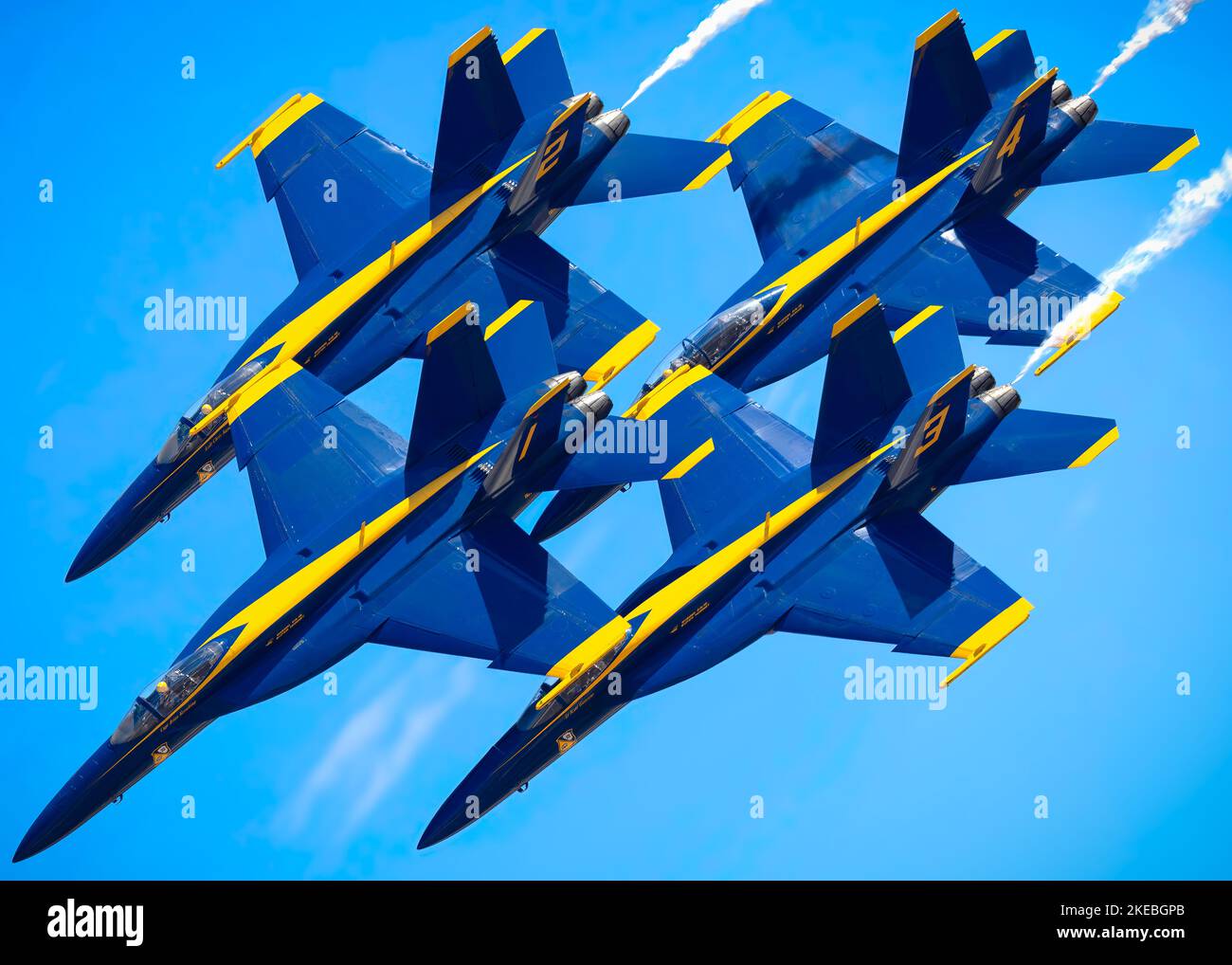 Gli US Navy Blue Angels in una stretta formazione, con fumo sopra, al Miramar Airshow 2022 a San Diego, California. Foto Stock