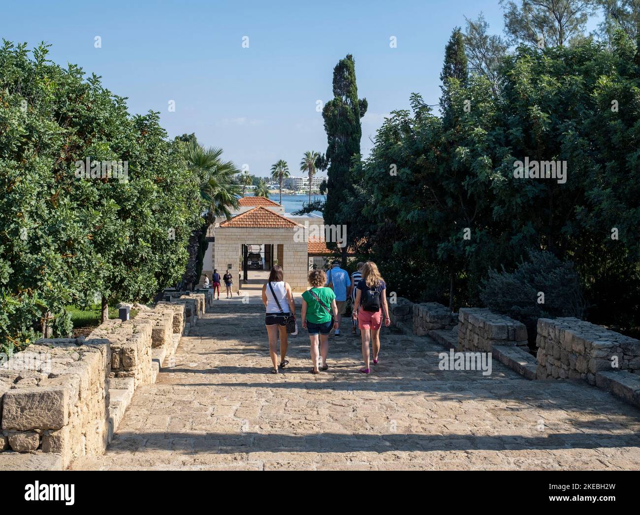 I visitatori lasciano il sito archeologico di Nea Pafos a Paphos, Cipro. Foto Stock