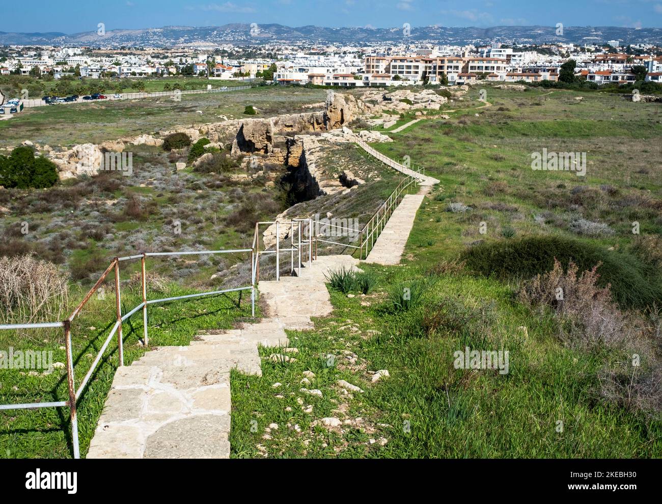 Vista dal sito archeologico di Nea Pafos che guarda alla moderna città di Paphos, Cipro Foto Stock