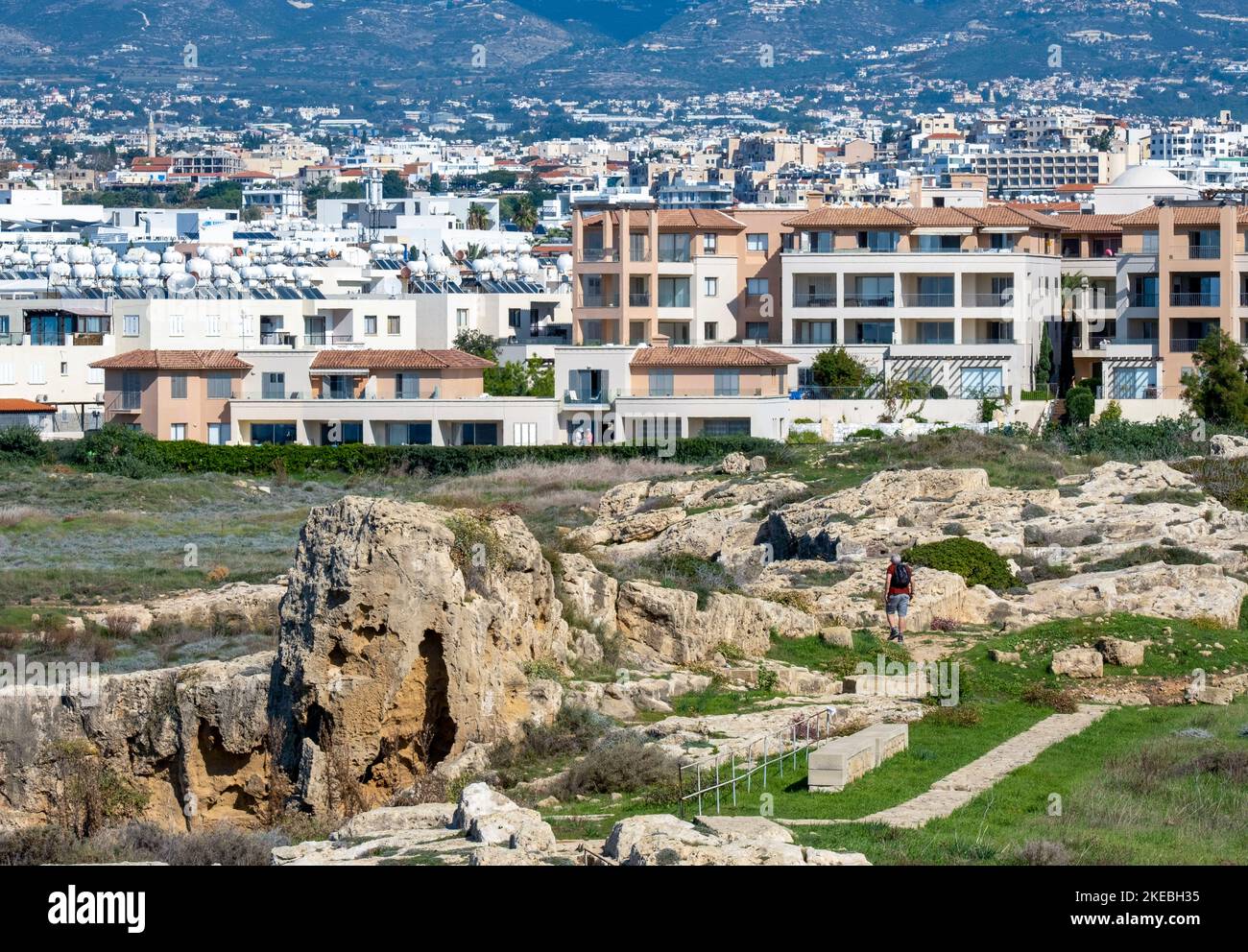 Vista dal sito archeologico di Nea Pafos che guarda alla moderna città di Paphos, Cipro Foto Stock