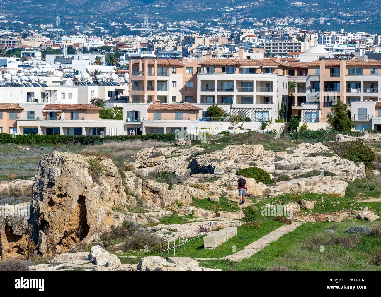 Vista dal sito archeologico di Nea Pafos che guarda alla moderna città di Paphos, Cipro Foto Stock