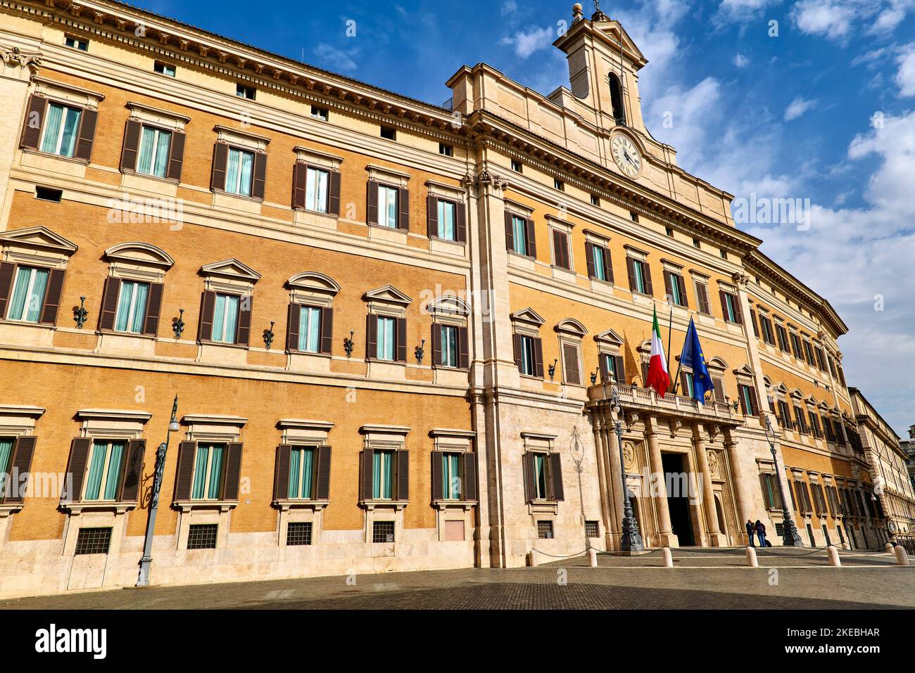 Roma Lazio Italia. Il Palazzo Montecitorio è sede della Camera dei deputati, la casa inferiore del Parlamento italiano. Foto Stock