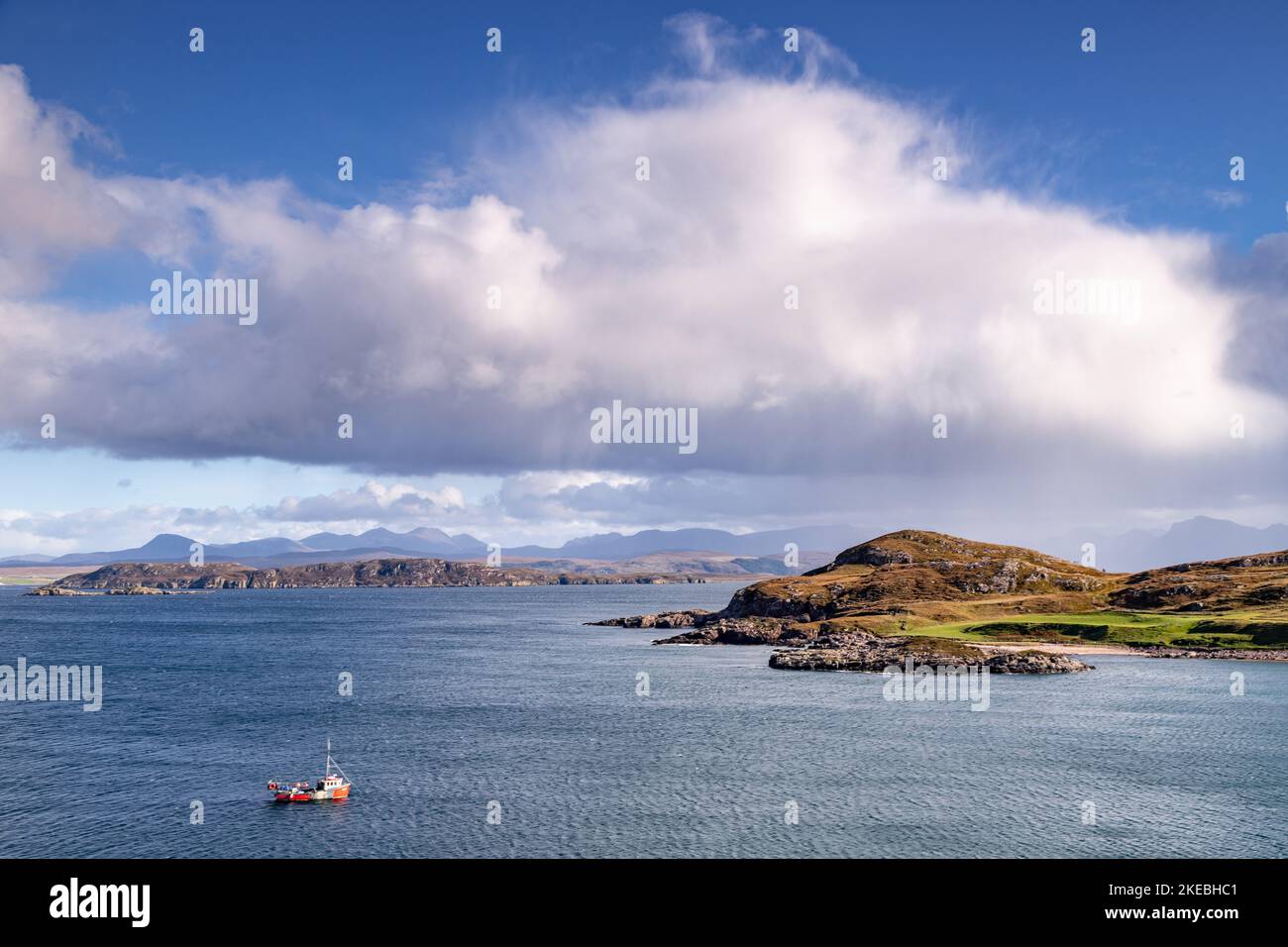 Vista su Loch Ewe sulla costa nord-occidentale atlantica della Scozia Foto Stock
