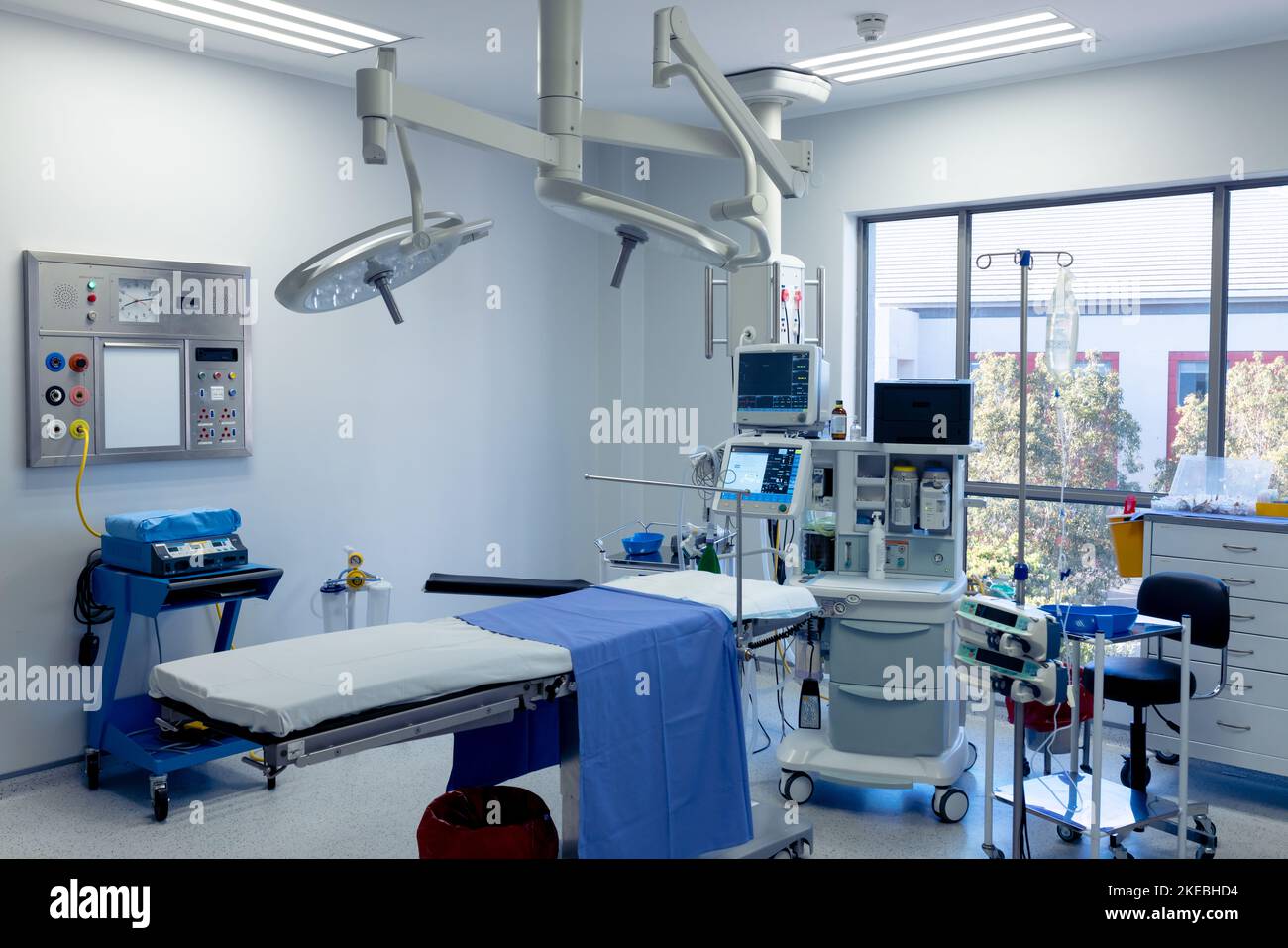 Apparecchiature mediche, tecnologia e illuminazione sul tavolo operatorio in una sala operatoria vuota dell'ospedale Foto Stock