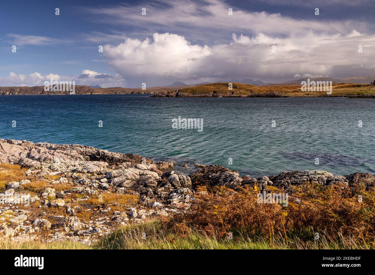 Vista su Loch Ewe sulla costa nord-occidentale atlantica della Scozia Foto Stock