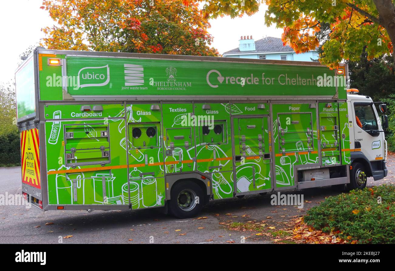 Ubico Waste Vehicle Working in Cheltenham, Gloucestershire, England, UK GL50 1AD - riciclare per Cheltenham Foto Stock