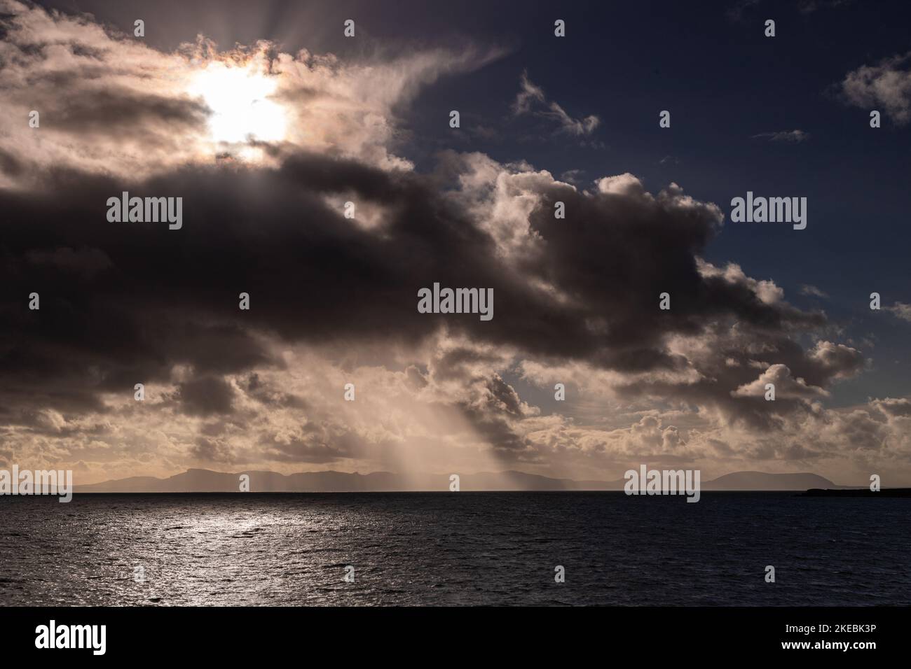 Raggi di sole sull'oceano Atlantico dalla costa nord-occidentale della Scozia Foto Stock