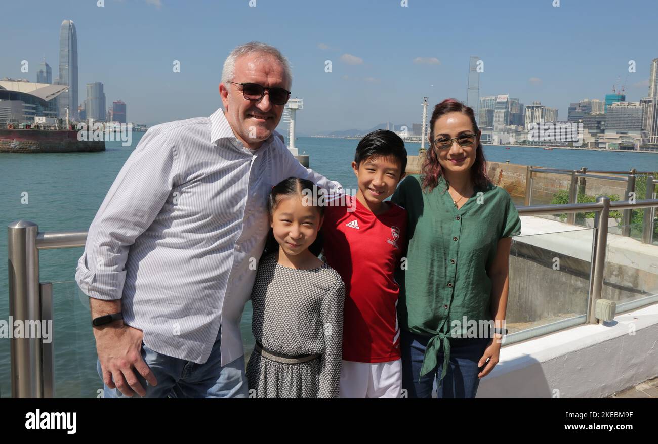 Intervista con la famiglia Docherty - (da sinistra a destra) Mike, Megan (9 anni), Teresa e Thomas (11 anni) al Royal Hong Kong Yacht Club, Kellett Island a Causeway Bay. 29OCT22 SCMP / Jelly TSE Foto Stock