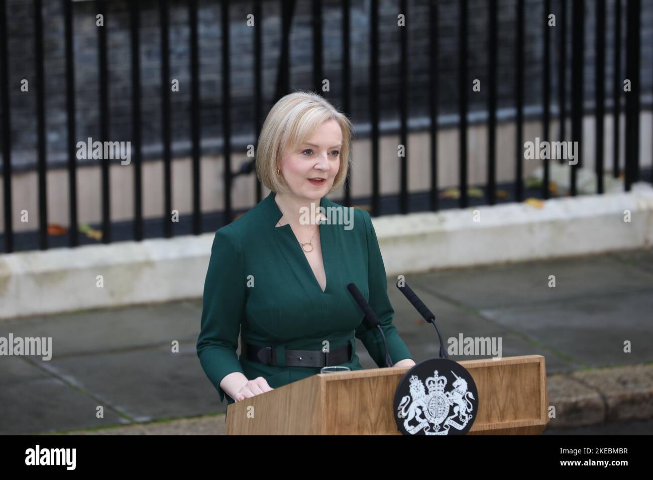 Il primo Ministro Liz Truss lascia No10 per l'ultima volta prima che Rishi Sunak assuma il nuovo incarico di primo Ministro. Foto Stock