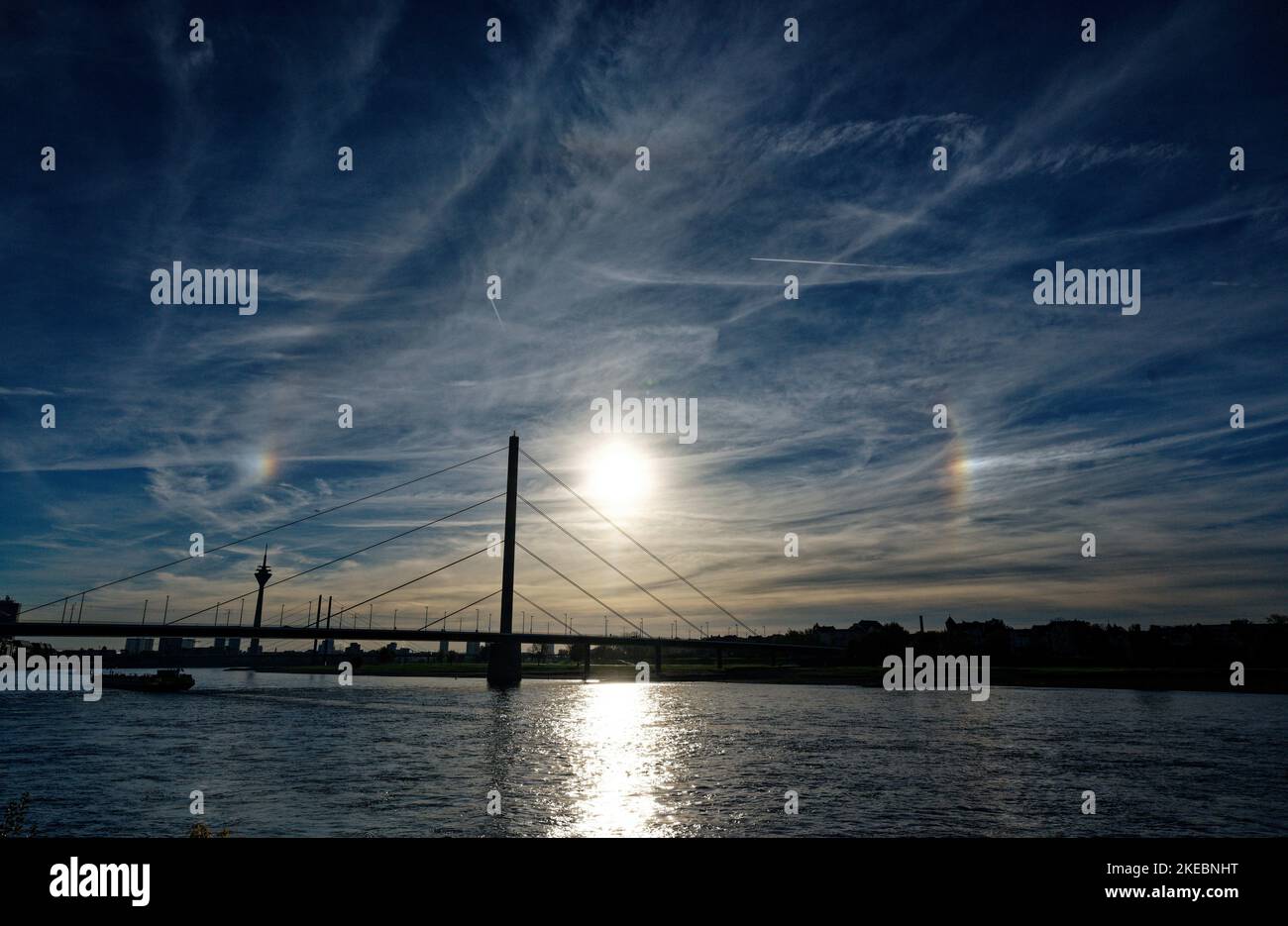 Duesseldorf, Germania. 11th Nov 2022. Due spot di luce appaiono nel cielo pomeridiano ad un angolo di 22 gradi a destra e a sinistra del sole. Il fenomeno, chiamato parhelion, è causato da cristalli di ghiaccio nell'atmosfera superiore. Credit: Henning Kaiser/dpa/Alamy Live News Foto Stock