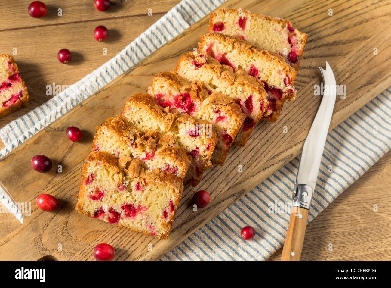 Pane fatto in casa al mirtillo rosso tagliato a fette Foto Stock