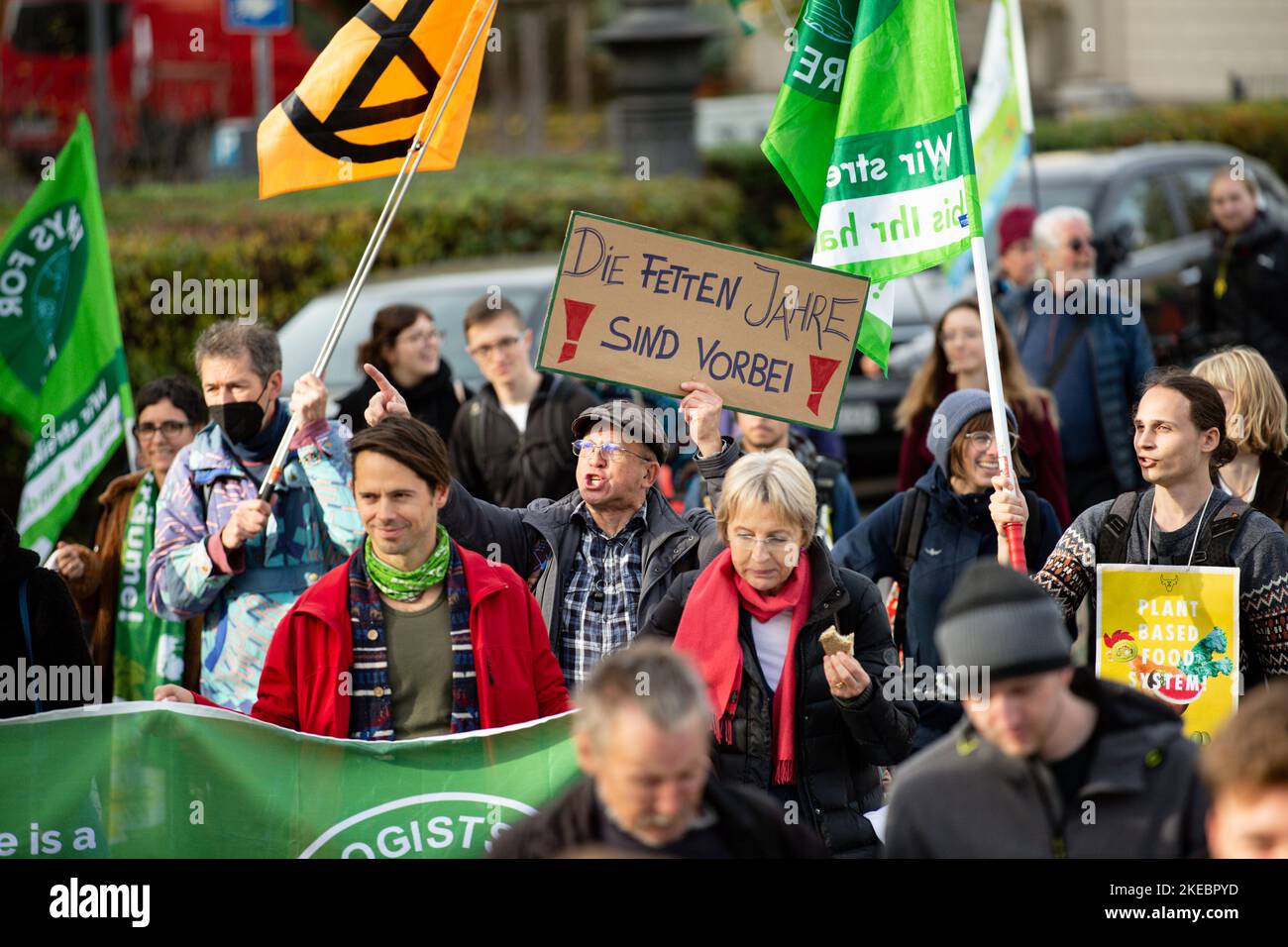 Il 11 novembre 2022, circa 292 persone si sono riunite sotto lo slogan Soeder's Climate Fairy Tales per manifestare contro la modifica della legge bavarese sulla protezione del clima. Gli attivisti del venerdì per il futuro e DEL BUND-Youth si lamentarono che si trattava di pura apparenza politica. (Foto di Alexander Pohl/Sipa USA) Credit: Sipa USA/Alamy Live News Foto Stock