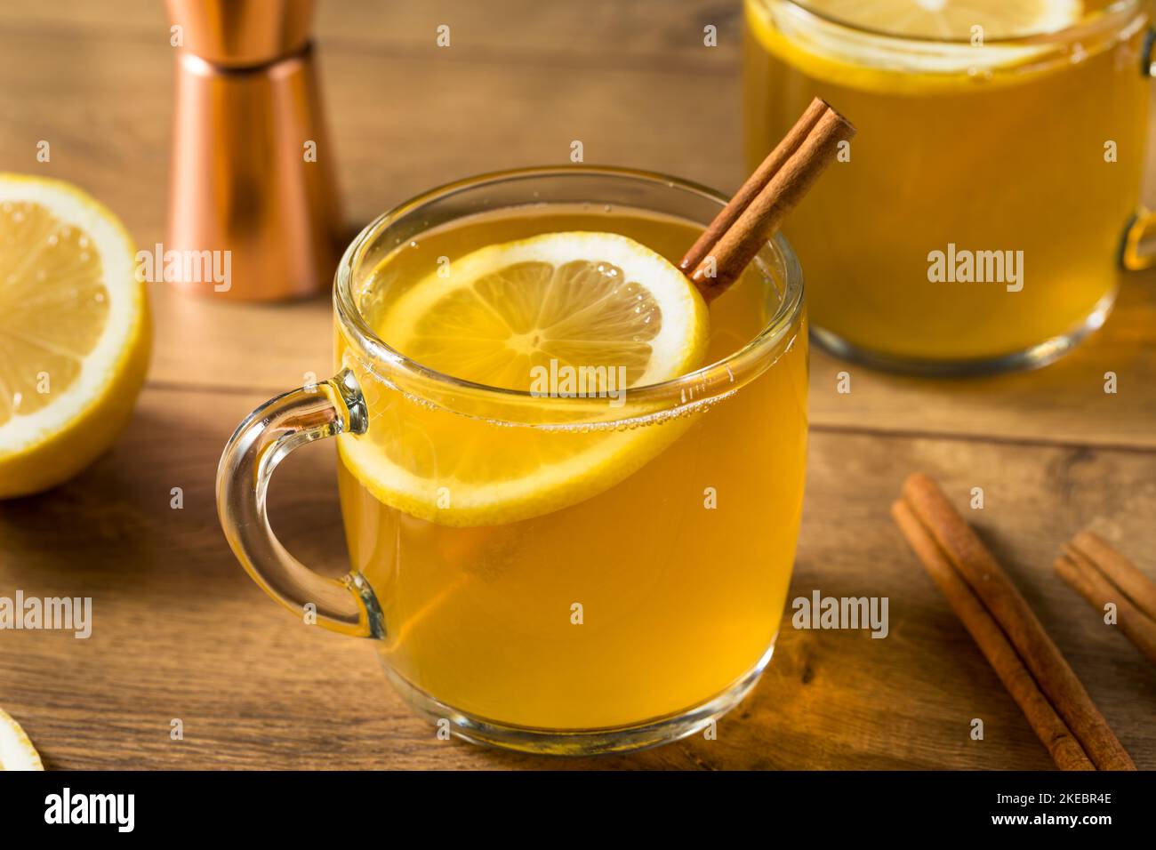 Boozy calda vacanza Hot Toddy cocktail con rum e limone Foto Stock