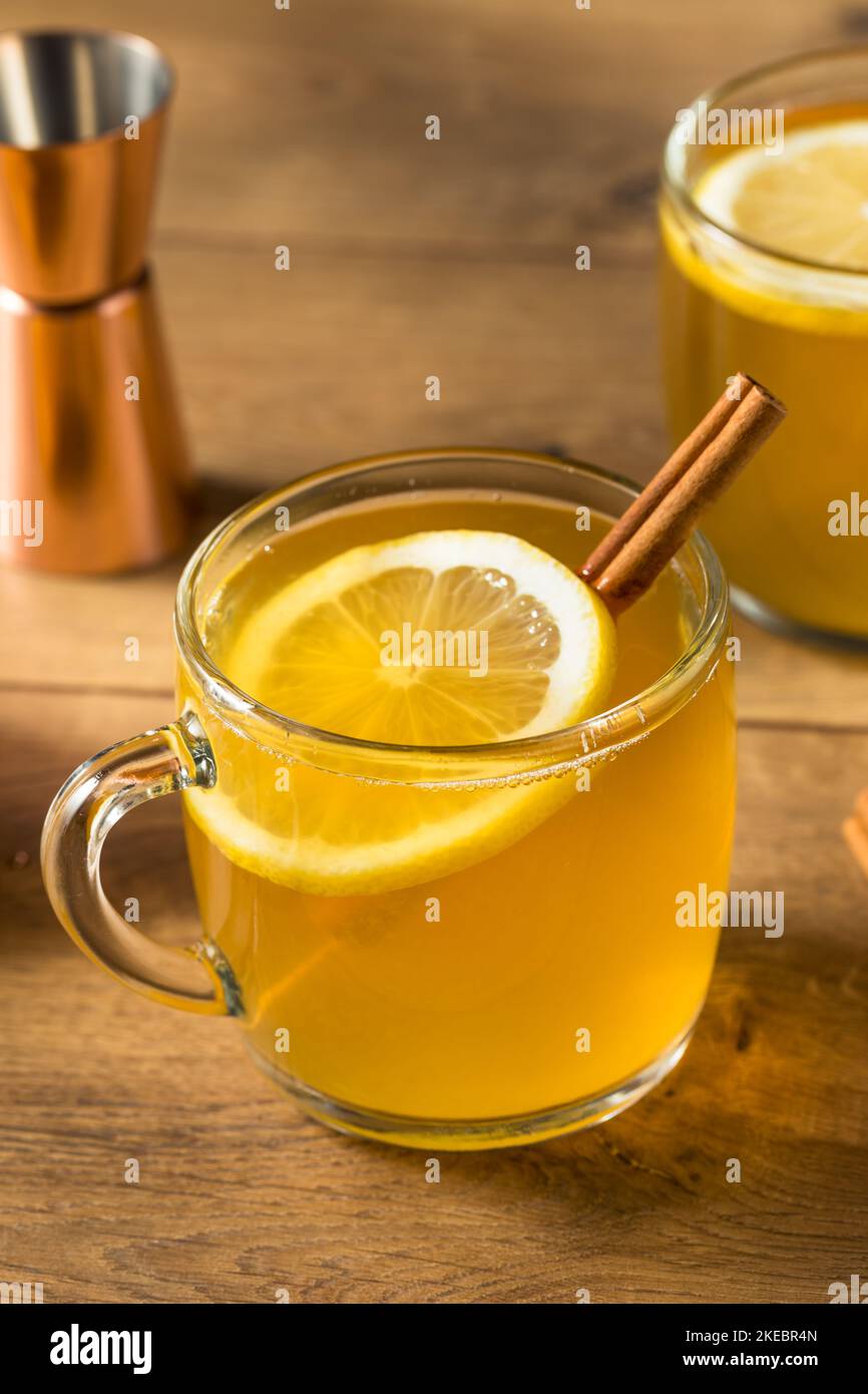 Boozy calda vacanza Hot Toddy cocktail con rum e limone Foto Stock