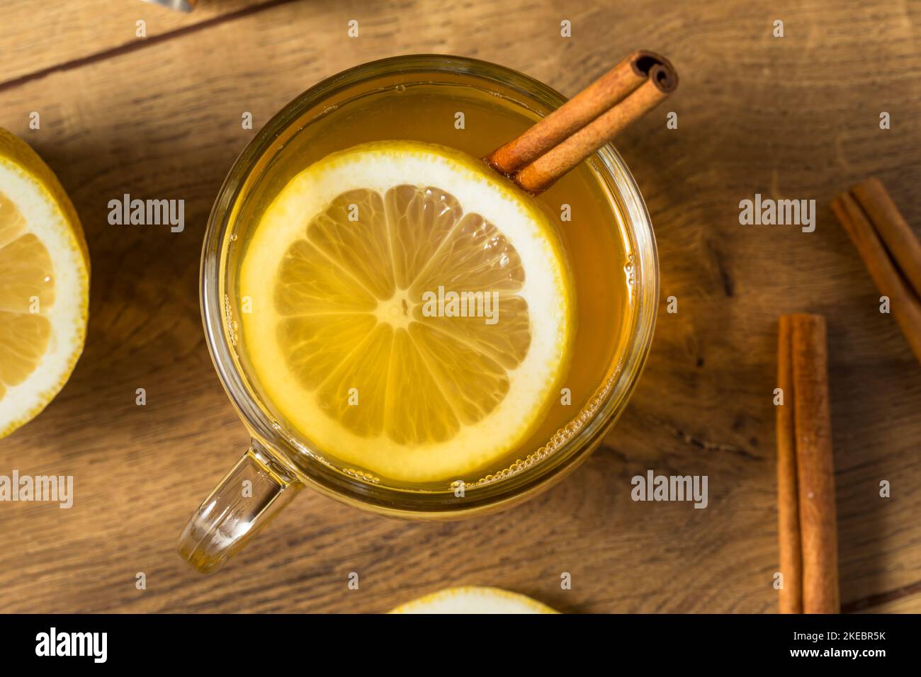 Boozy calda vacanza Hot Toddy cocktail con rum e limone Foto Stock