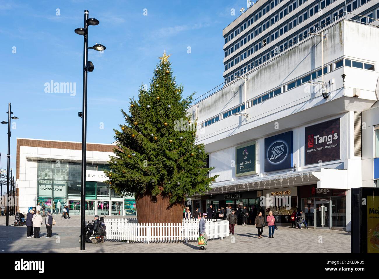 Albero di Natale nella strada dello shopping di High Street. Southend on Sea, High Street. Nuova città in Essex. Area pedonale con negozi. Foto Stock