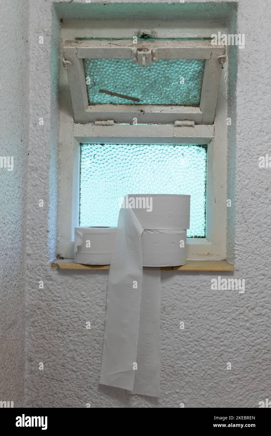 rotolo di carta igienico rotolo di carta igienico sul davanzale della finestra del tradizionale bagno pubblico - Inghilterra, Regno Unito Foto Stock