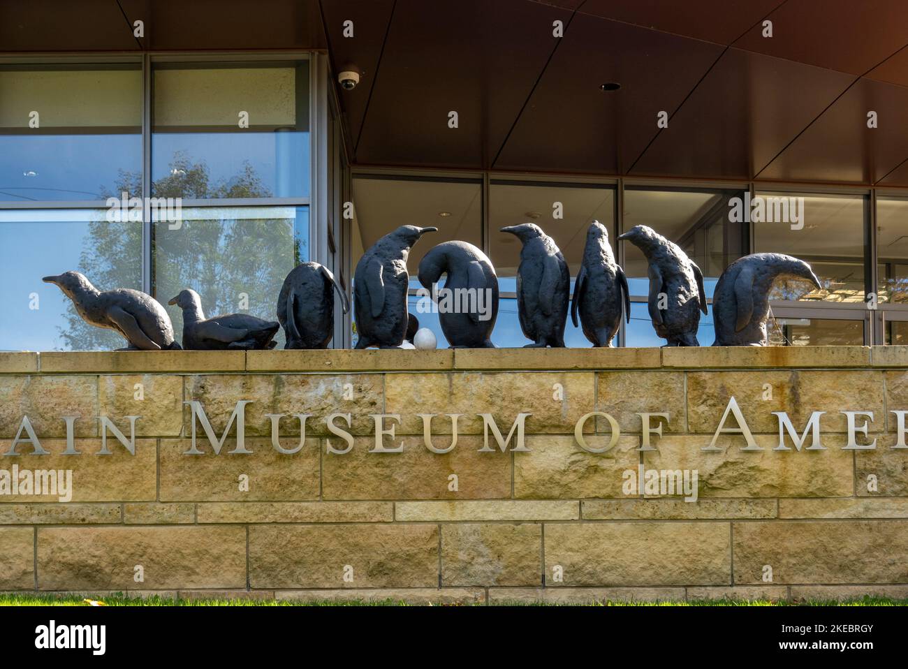 La scultura dei pinguini d'estate Boys of Summer di fronte al New Britain Museum of Art in New Britain CT Foto Stock