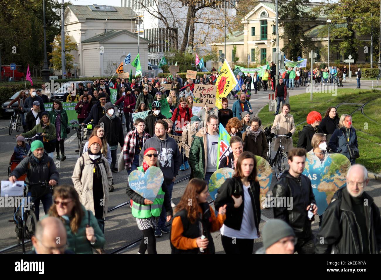 Il 11 novembre 2022, circa 292 persone si sono riunite sotto lo slogan Soeder's Climate Fairy Tales per manifestare contro la modifica della legge bavarese sulla protezione del clima. Gli attivisti del venerdì per il futuro e DEL BUND-Youth si lamentarono che si trattava di pura apparenza politica. (Foto di Alexander Pohl/Sipa USA) Credit: Sipa USA/Alamy Live News Foto Stock