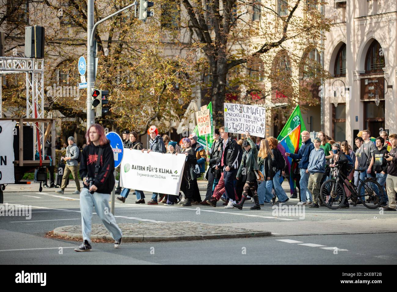 Il 11 novembre 2022, circa 292 persone si sono riunite sotto lo slogan Soeder's Climate Fairy Tales per manifestare contro la modifica della legge bavarese sulla protezione del clima. Gli attivisti del venerdì per il futuro e DEL BUND-Youth si lamentarono che si trattava di pura apparenza politica. (Foto di Alexander Pohl/Sipa USA) Foto Stock