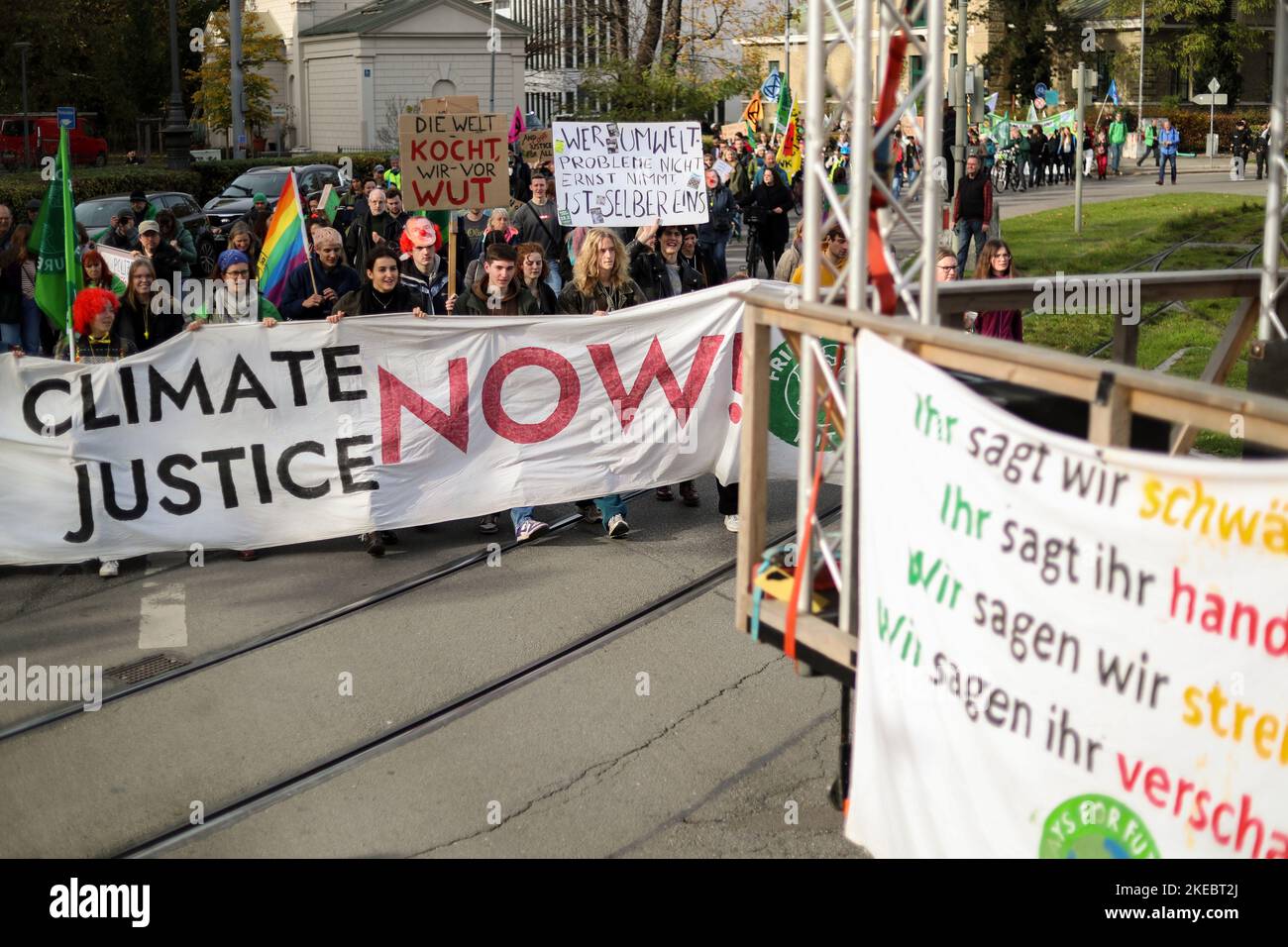 Il 11 novembre 2022, circa 292 persone si sono riunite sotto lo slogan Soeder's Climate Fairy Tales per manifestare contro la modifica della legge bavarese sulla protezione del clima. Gli attivisti del venerdì per il futuro e DEL BUND-Youth si lamentarono che si trattava di pura apparenza politica. (Foto di Alexander Pohl/Sipa USA) Foto Stock