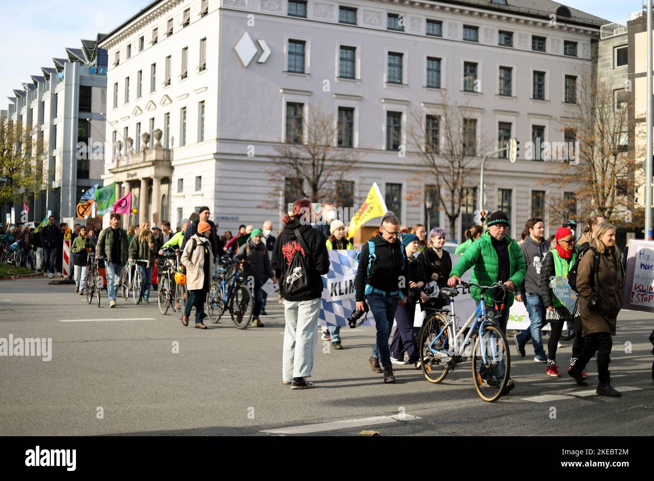 Il 11 novembre 2022, circa 292 persone si sono riunite sotto lo slogan Soeder's Climate Fairy Tales per manifestare contro la modifica della legge bavarese sulla protezione del clima. Gli attivisti del venerdì per il futuro e DEL BUND-Youth si lamentarono che si trattava di pura apparenza politica. (Foto di Alexander Pohl/Sipa USA) Foto Stock