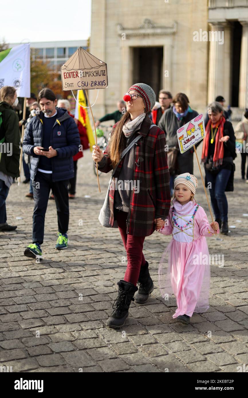 Il 11 novembre 2022, circa 292 persone si sono riunite sotto lo slogan Soeder's Climate Fairy Tales per manifestare contro la modifica della legge bavarese sulla protezione del clima. Gli attivisti del venerdì per il futuro e DEL BUND-Youth si lamentarono che si trattava di pura apparenza politica. (Foto di Alexander Pohl/Sipa USA) Foto Stock