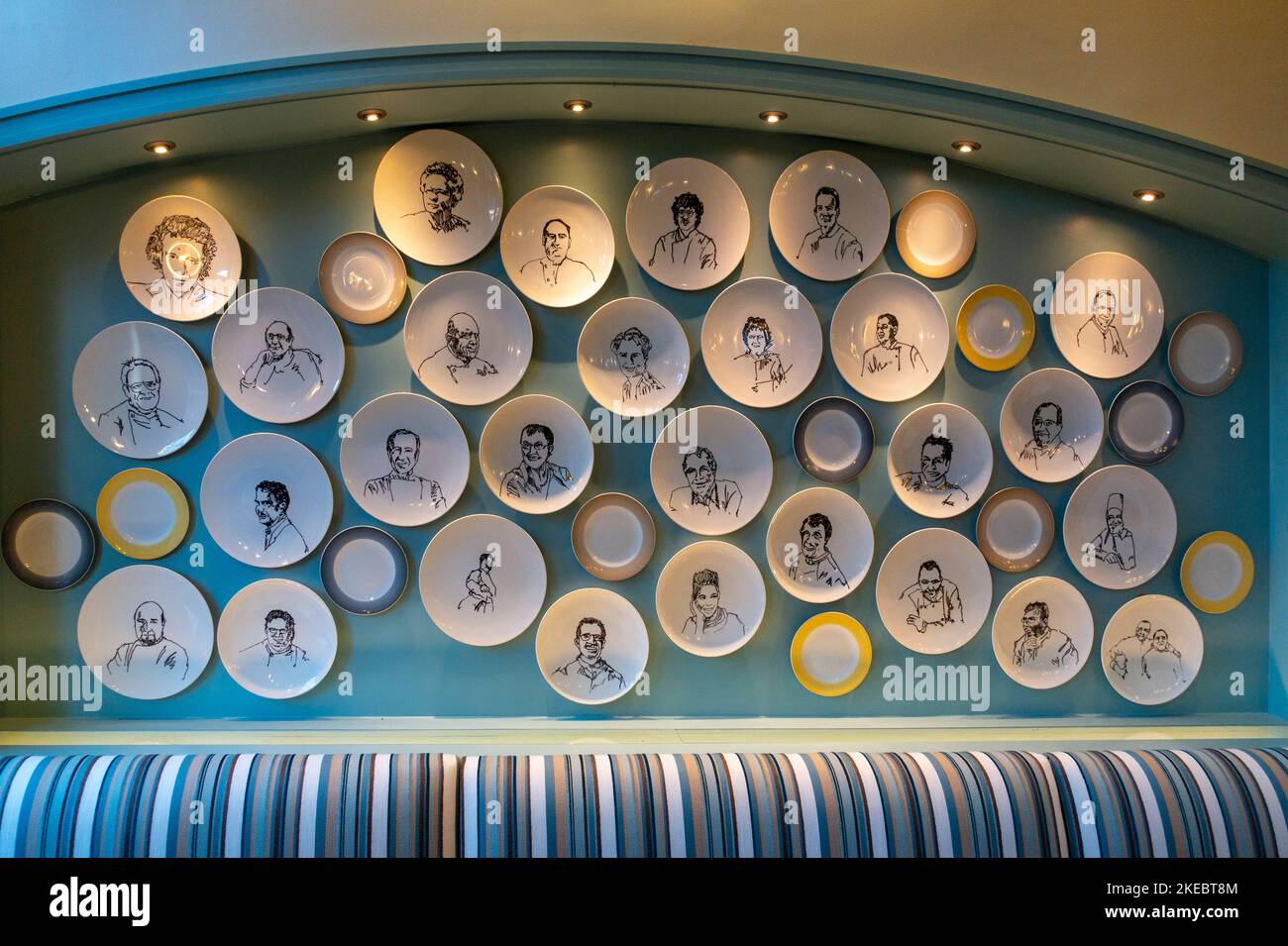 Parete di piatti con famosi disegni di ex-chef nella sala da pranzo Apple Pie Bakery presso il Culinary Institute of America di Hyde Park NY Foto Stock